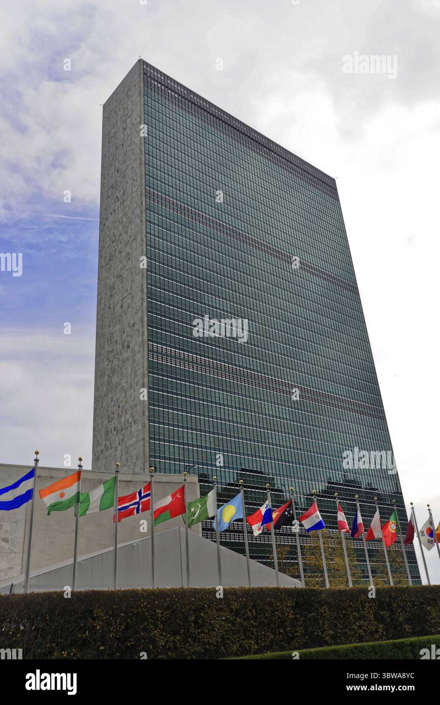 Sede delle Nazioni Unite, East River, Manhattan, una strada di bandiere degli stati membri delle Nazioni Unite vicino a una strada, New York City, New York, USA, Internation Foto Stock