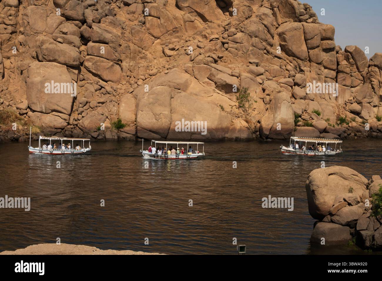 Barche turistiche che arrivano al complesso del Tempio di Philae, all'Isola di Agilkia, al bacino idrico della diga di Assuan. Luogo di sepoltura di Osiride. Egitto Foto Stock