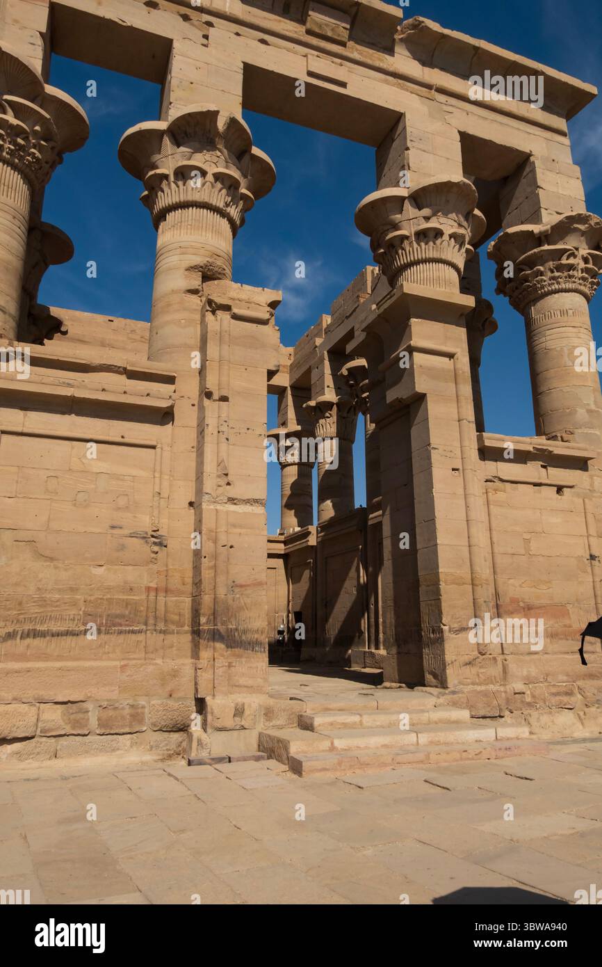 Complesso del Tempio di Philae, isola Agilkia, bacino idrico della diga di Assuan. Luogo di sepoltura di Osiride. Egitto Foto Stock
