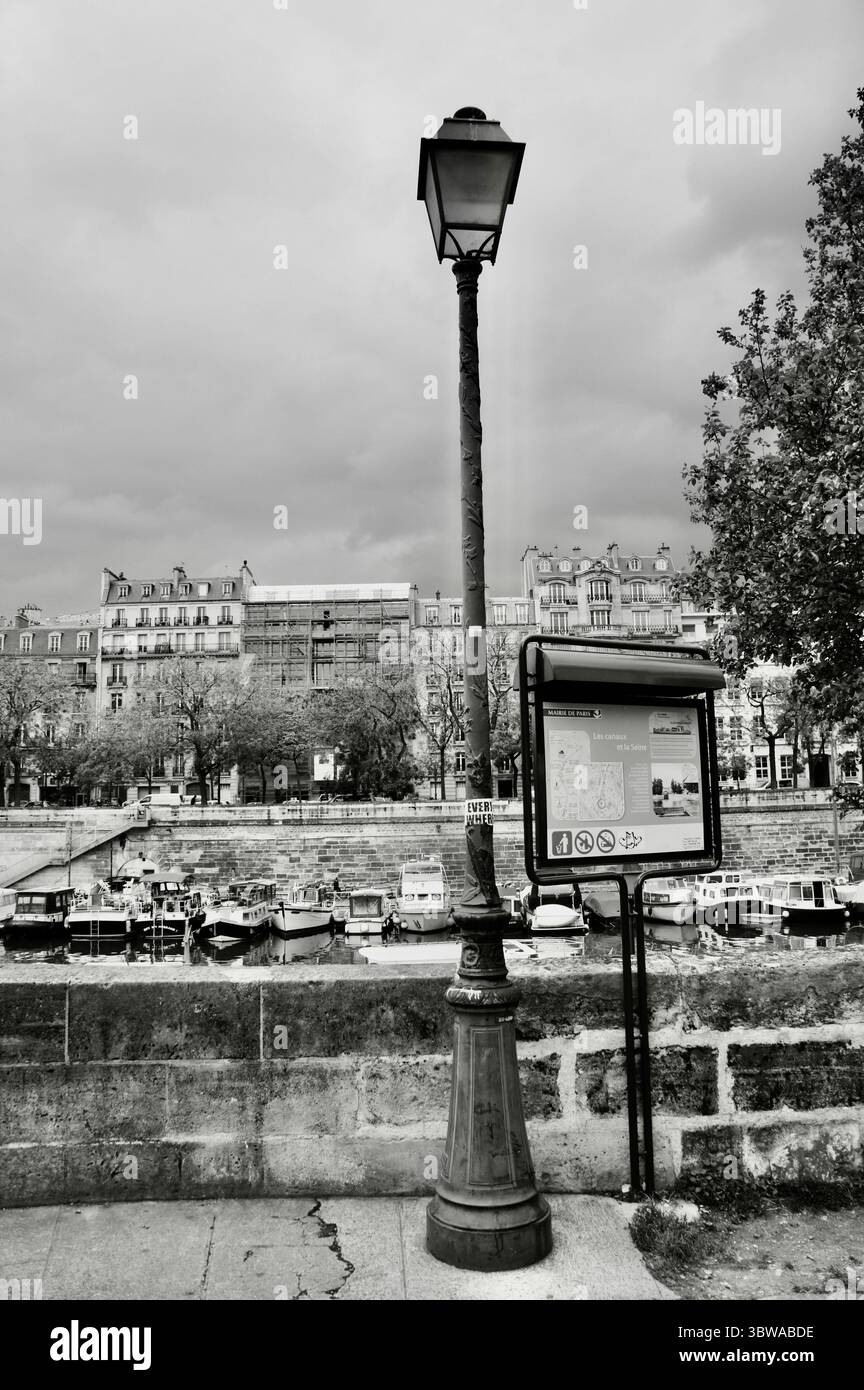 Lampada parigina classica e bacheca informativa, Bastille, Parigi, Francia Foto Stock