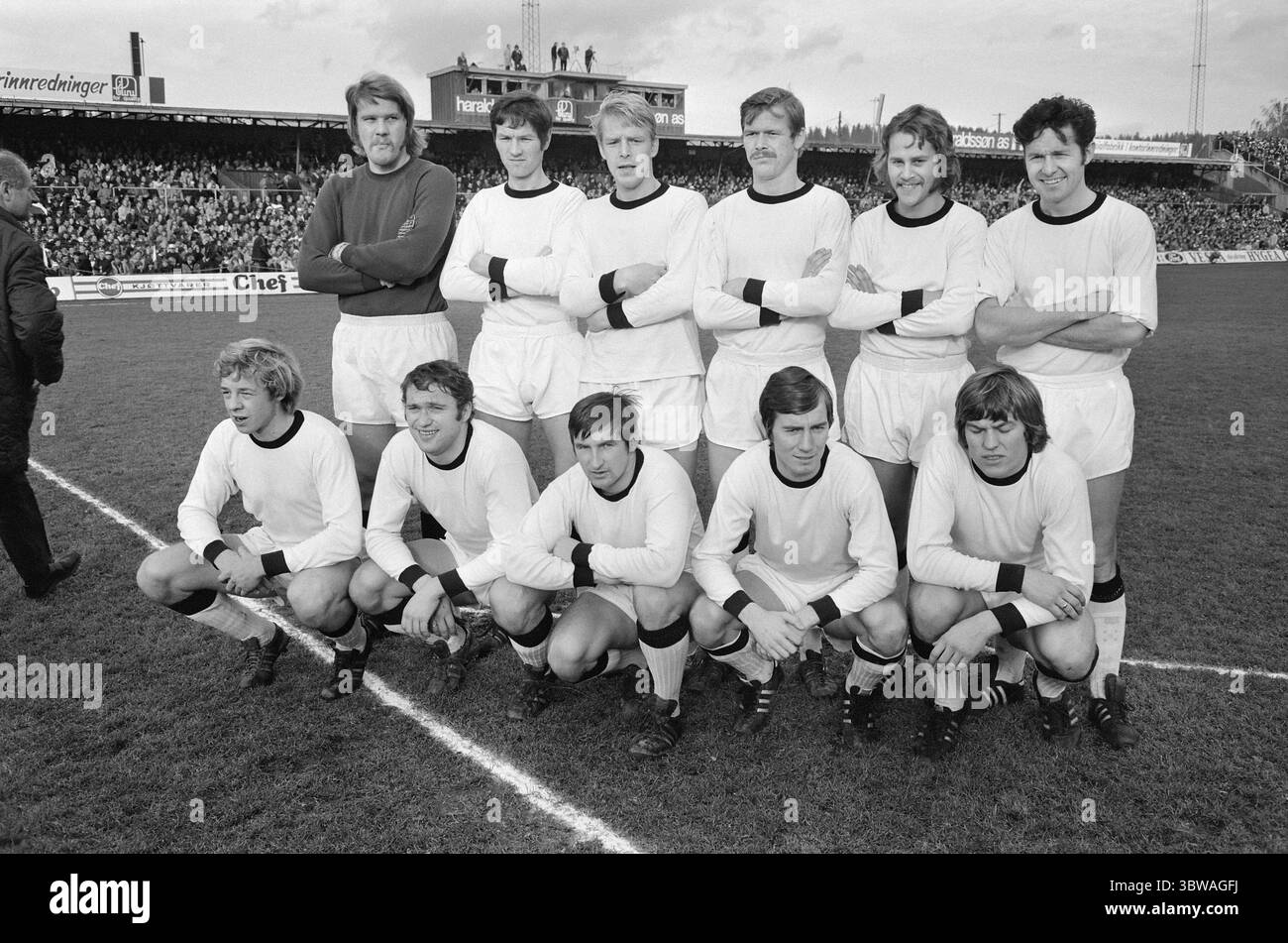 Attuale 44-3-1971: Il Rosenborg's Greatest Year.Rosenborg giocò la sua ventunesima partita consecutiva senza sconfitta. Questo rese il club campione norvegese per la terza volta. Non c'era dubbio nella finale di coppa: "Trollungan" di Trondheim era migliore del Fredrikstad, e vinse 4–1. All'inizio di quest'anno, il Rosenborg è diventato anche campione di campionato. Così hanno vinto il "doppio" nella primissima stagione di Nils Arne Eggen come allenatore della squadra. Squadra vincente del Rosenborg nella finale di coppa contro il Fredrikstad nel 1971: Davanti a sinistra: Erling Meirik, Arne Hansen, Bjørn Wirkola, Tore Lindseth, Terje Mørkved. Indietro a sinistra: Geir Karlsen, Foto Stock