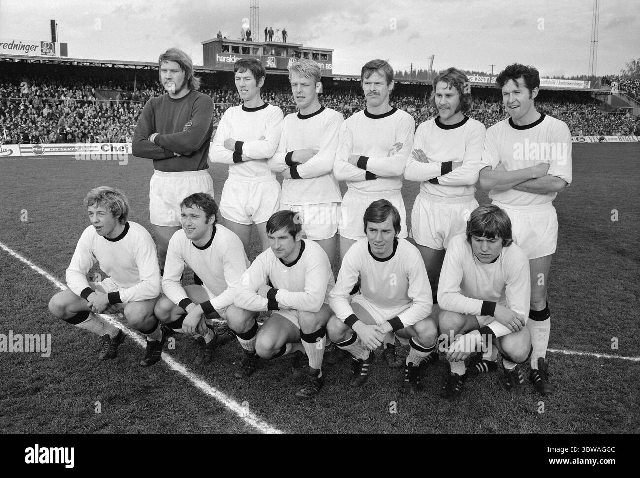 Attuale 44-3-1971: Il Rosenborg's Greatest Year.Rosenborg giocò la sua ventunesima partita consecutiva senza sconfitta. Questo rese il club campione norvegese per la terza volta. Non c'era dubbio nella finale di coppa: "Trollungan" di Trondheim era migliore del Fredrikstad, e vinse 4–1. All'inizio di quest'anno, il Rosenborg è diventato anche campione di campionato. Così hanno vinto il "doppio" nella primissima stagione di Nils Arne Eggen come allenatore della squadra. Squadra vincente del Rosenborg nella finale di coppa contro il Fredrikstad nel 1971: Davanti a sinistra: Erling Meirik, Arne Hansen, Bjørn Wirkola, Tore Lindseth, Terje Mørkved. Indietro a sinistra: Geir Karlsen, Foto Stock