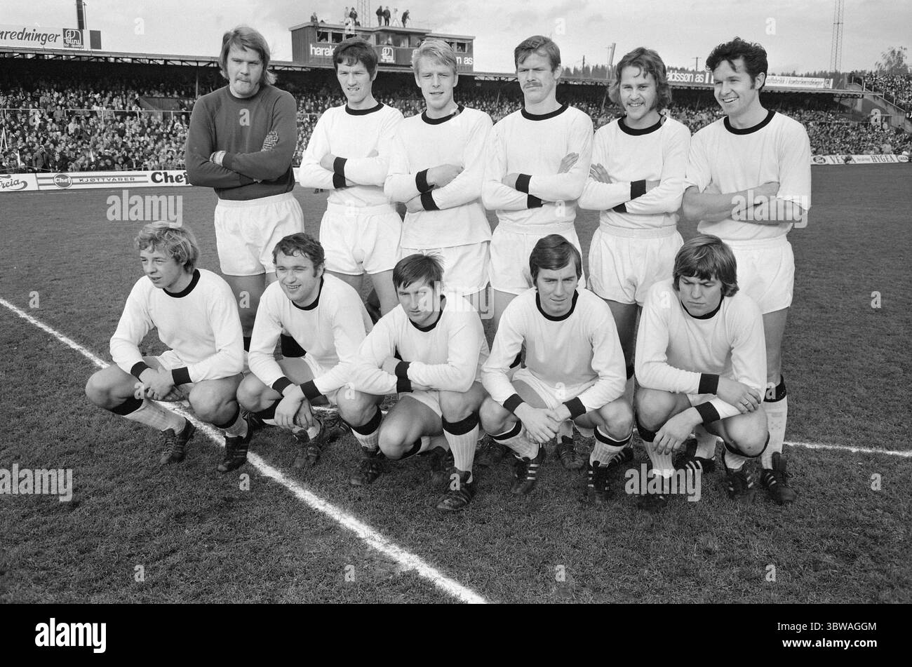 Attuale 44-3-1971: Il Rosenborg's Greatest Year.Rosenborg giocò la sua ventunesima partita consecutiva senza sconfitta. Questo rese il club campione norvegese per la terza volta. Non c'era dubbio nella finale di coppa: "Trollungan" di Trondheim era migliore del Fredrikstad, e vinse 4–1. All'inizio di quest'anno, il Rosenborg è diventato anche campione di campionato. Così hanno vinto il "doppio" nella primissima stagione di Nils Arne Eggen come allenatore della squadra. Squadra vincente del Rosenborg nella finale di coppa contro il Fredrikstad nel 1971: Davanti a sinistra: Erling Meirik, Arne Hansen, Bjørn Wirkola, Tore Lindseth, Terje Mørkved. Indietro a sinistra: Geir Karlsen, Foto Stock