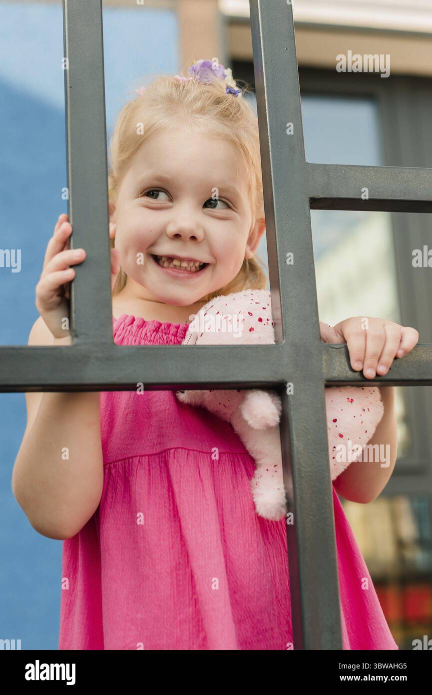 Buon niedlichen gentile Maedchen mit Spass im Sommer im Freien. Kinder und Generation Alpha Konzept Foto Stock