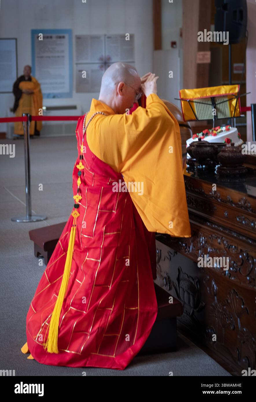 Un sacerdote buddista abbott conduce la congregazione ad una cerimonia illuministica di Kuan Yin Bodhisattva in un monastero a Carmel, nella contea di Putnam, New York. Foto Stock