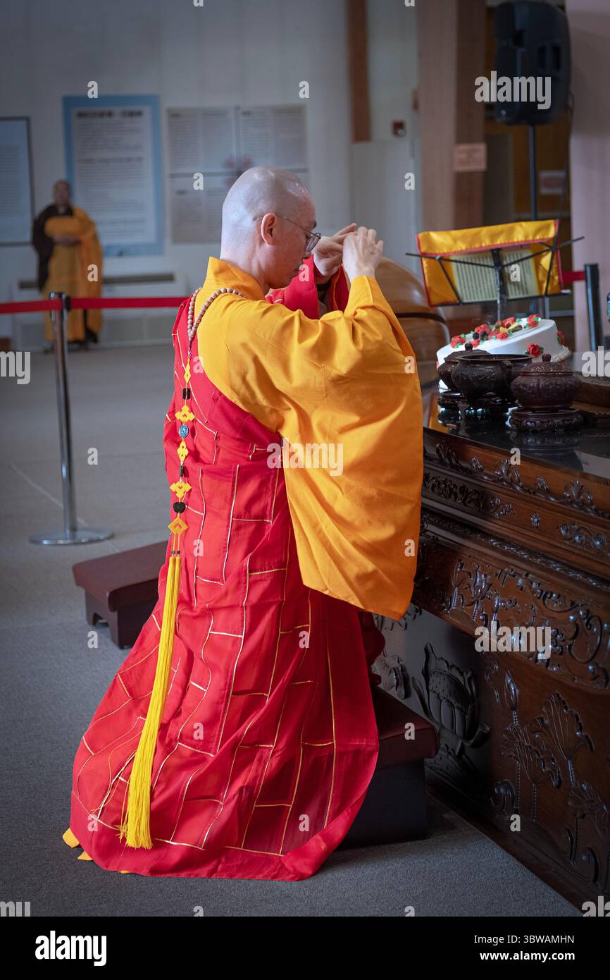 Un sacerdote buddista abbott conduce la congregazione ad una cerimonia illuministica di Kuan Yin Bodhisattva in un monastero a Carmel, nella contea di Putnam, New York. Foto Stock