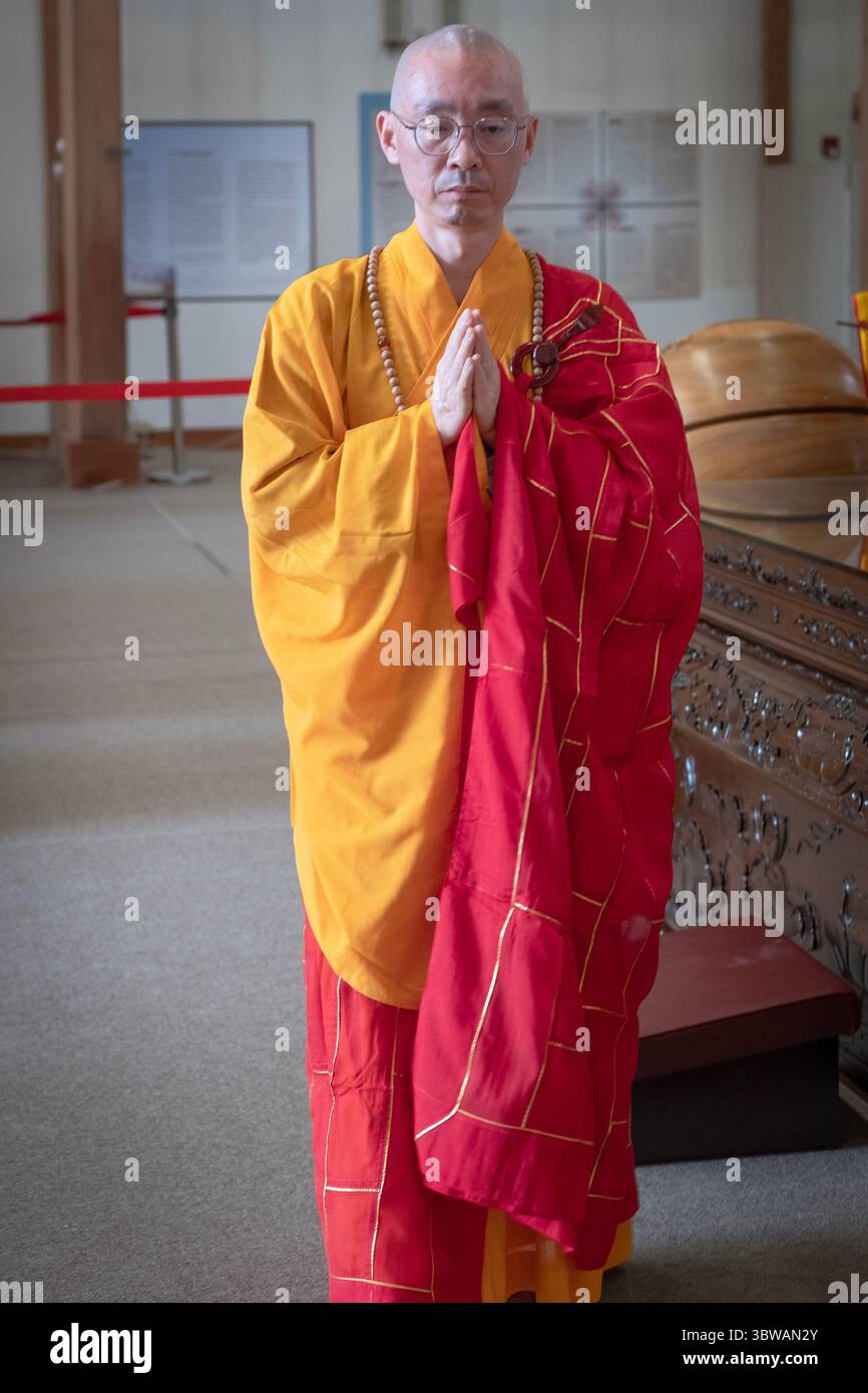 Un sacerdote buddista abbott conduce la congregazione ad una cerimonia illuministica di Kuan Yin Bodhisattva in un monastero a Carmel, nella contea di Putnam, New York. Foto Stock