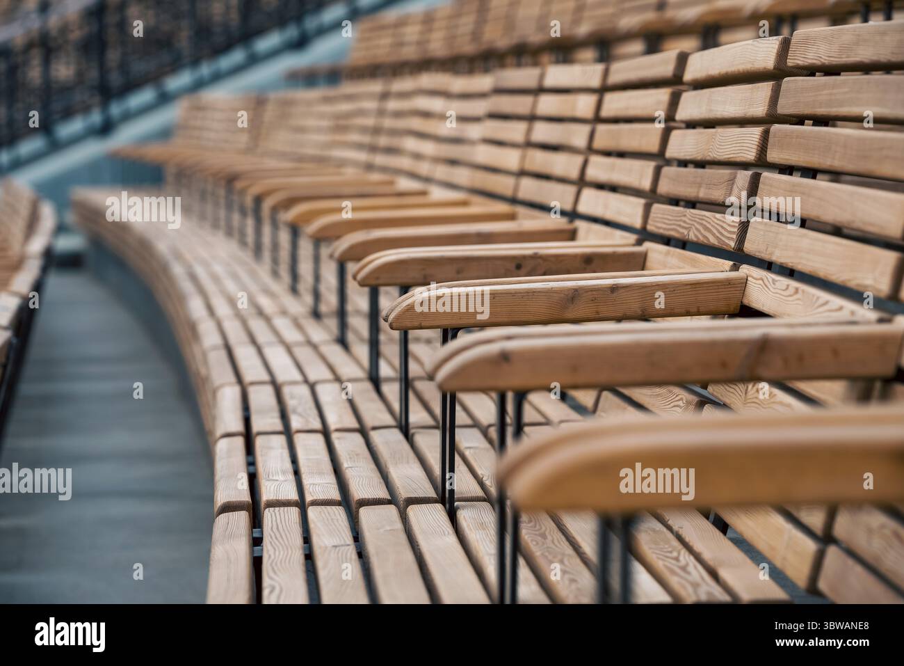 Panche di parco classiche vuote in legno senza persone in Ucraina Foto Stock