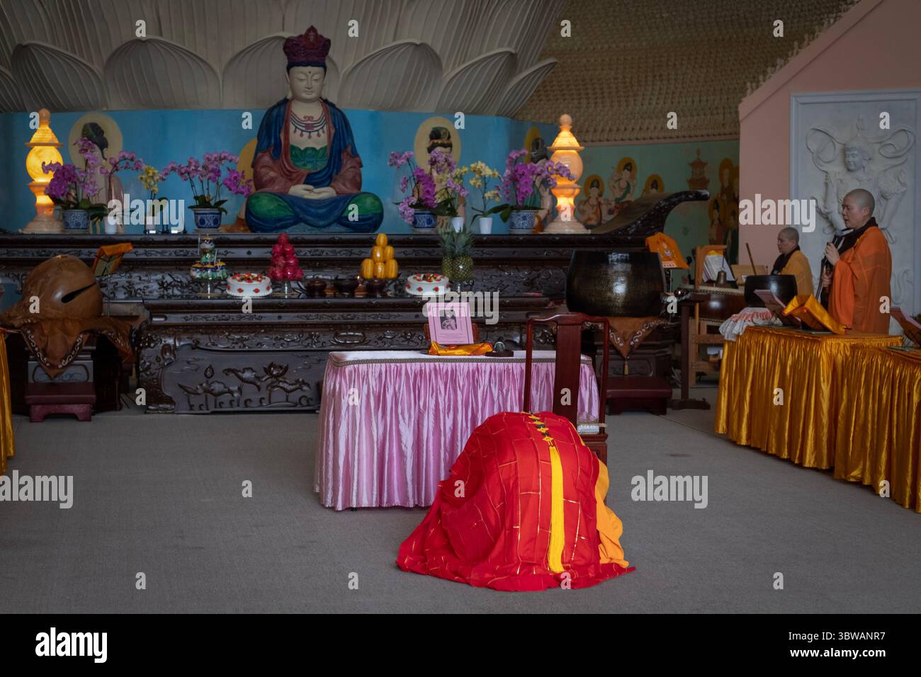 Un sacerdote abate buddista conduce la congregazione ad una cerimonia illuministica di Kuan Yin Bodhisattva in un monastero a Carmel, nella contea di Putnam, New York. Foto Stock