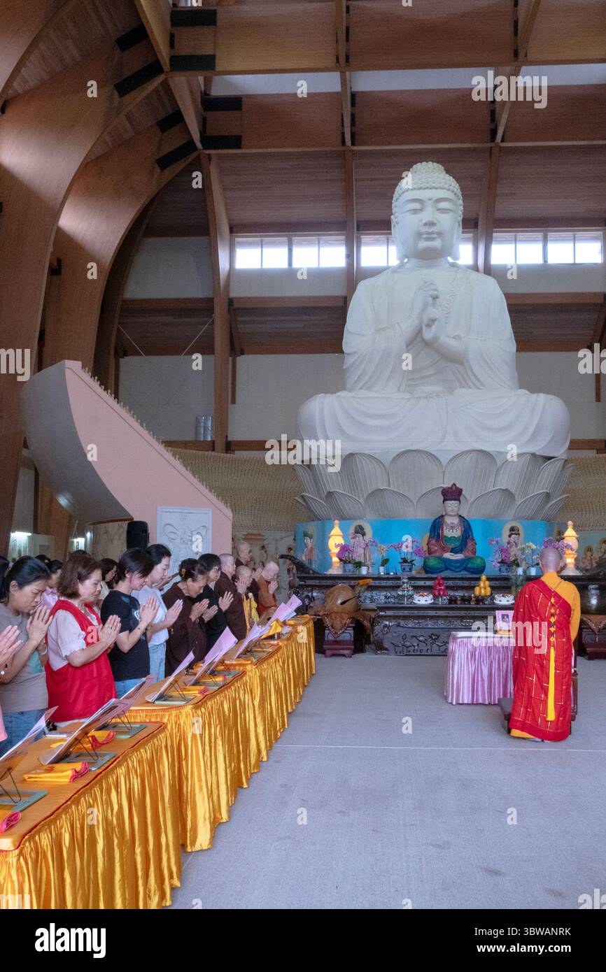 Una cerimonia illuministica di Kuan Yin Bodhisattva in un monastero a Carmel, Putnam County, New York, nella Great Buddha Hall Foto Stock