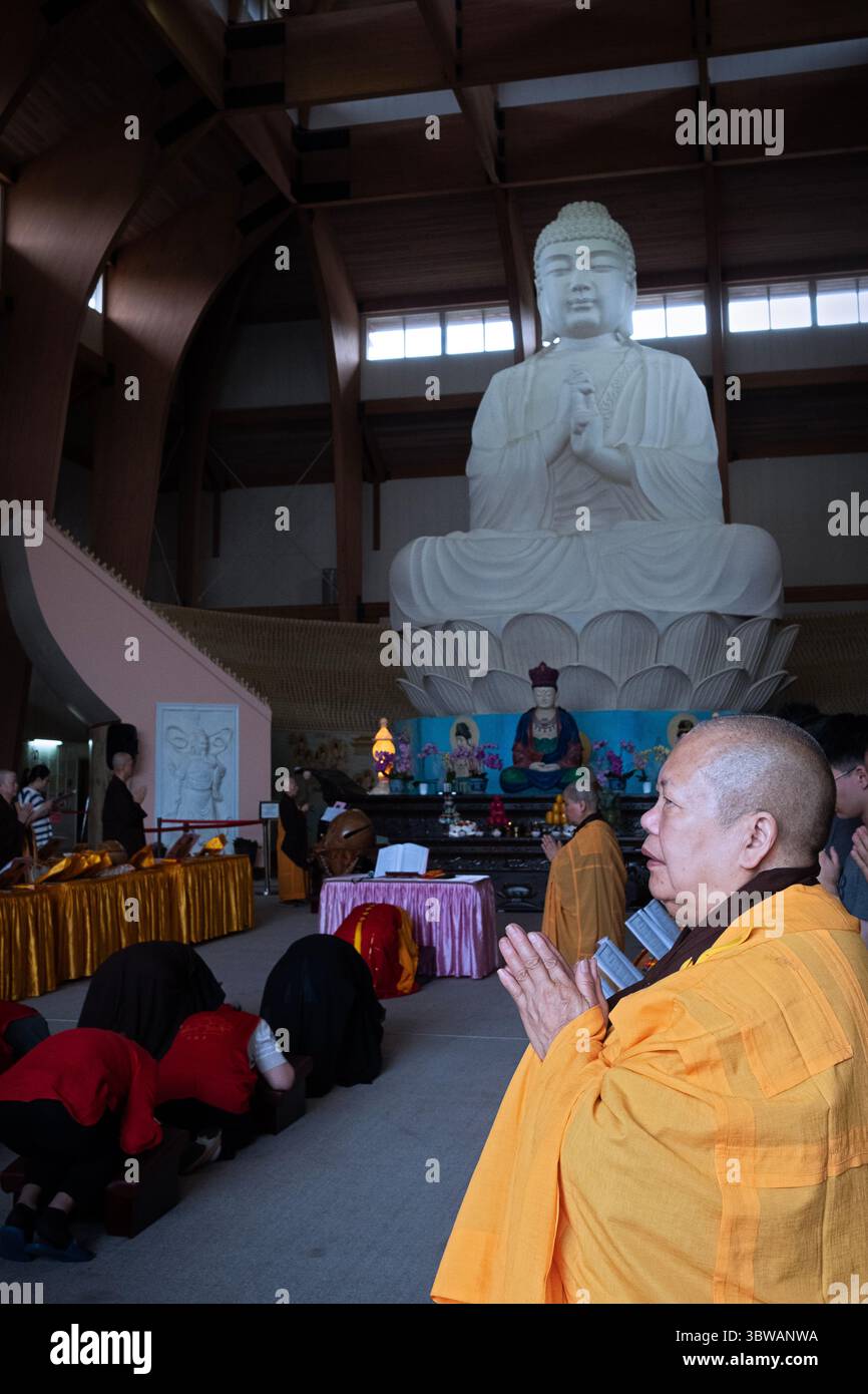 Una suora adorava una cerimonia illuministica di Kuan Yin Bodhisattva in un monastero a Carmel, nella contea di Putnam, New York. Foto Stock