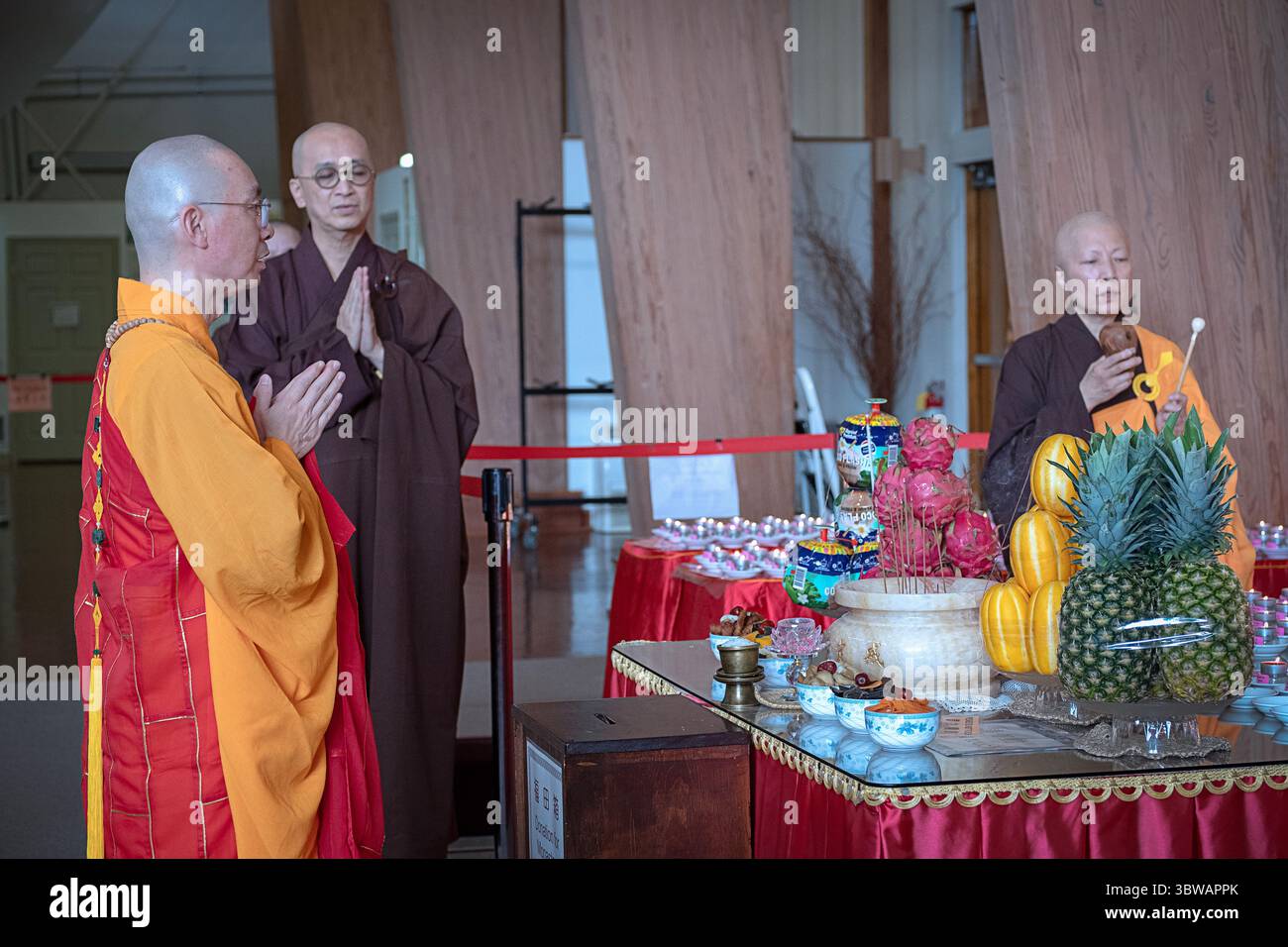 2 monaci e una suora in una cerimonia illuministica di Kuan Yin Bodhisattva in un monastero a Carmelo, New York. Foto Stock