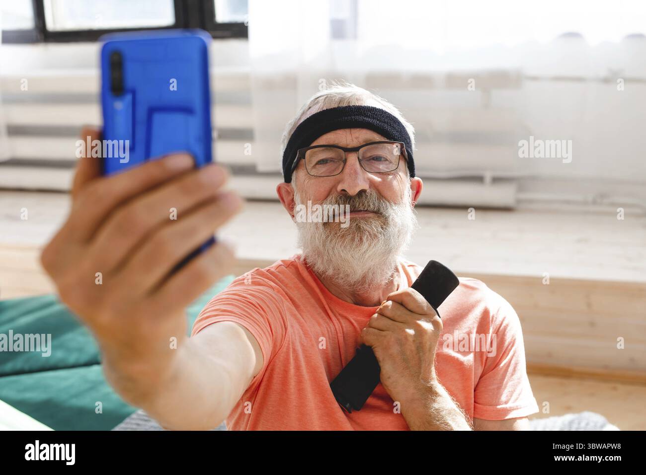 Senior Man nimmt Selfie fuer soziales Netzwerk waehrend fitness-Uebungen mit Hanteln - Wohlbefinden und Technologie Konzept Foto Stock