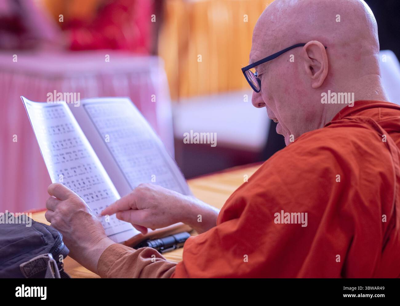 Bhikkhu Bodhi, un monaco buddista Theravada durante una cerimonia illuministica di Kuan Yin Bodhisattva in un monastero di Carmel, contea di Putnam, New York. Foto Stock
