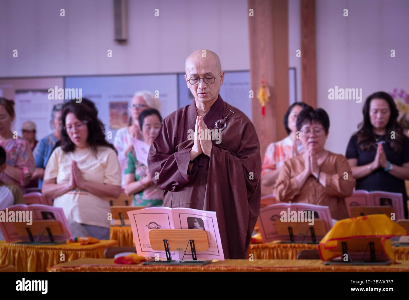 Un monaco buddista prega e medita ad una cerimonia illuministica di Kuan Yin Bodhisattva presso il monastero di Chuang Yen a Carmel, nella contea di Putnam, New York. Foto Stock