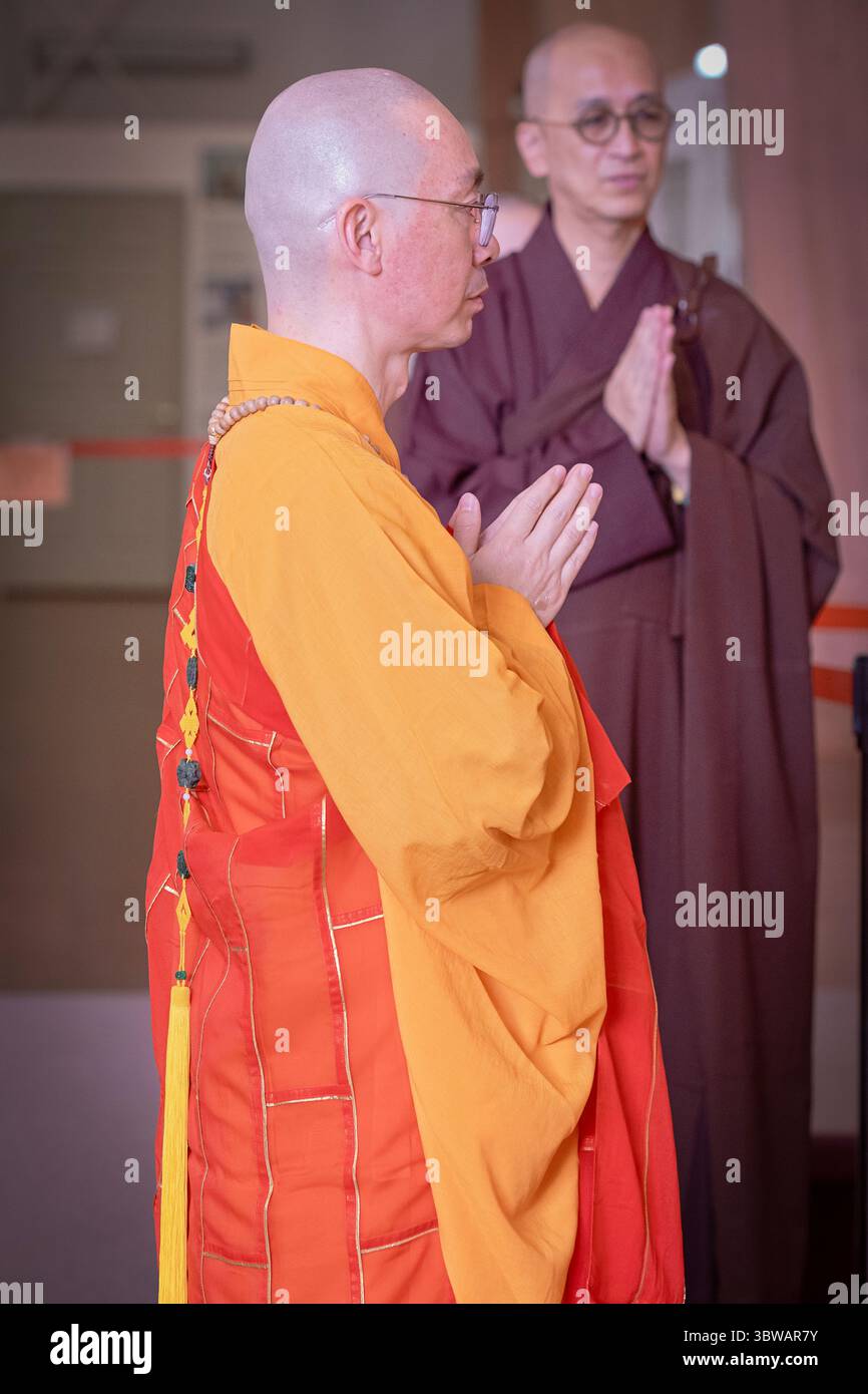 I monaci buddisti pregano e meditano ad una cerimonia illuministica di Kuan Yin Bodhisattva presso il monastero di Chuang Yen a Carmel, nella contea di Putnam, New York. Foto Stock