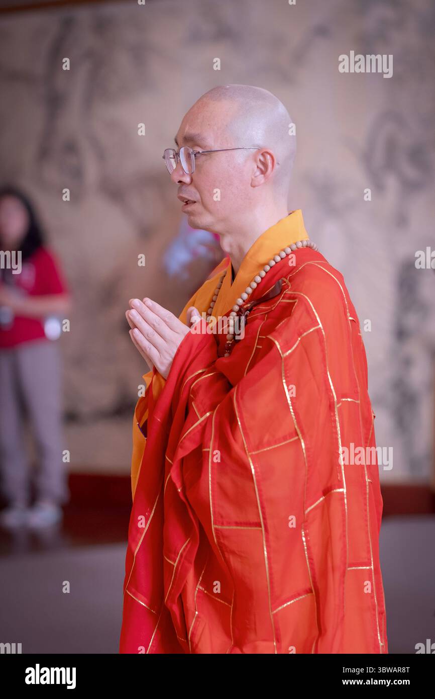 Un sacerdote buddista abbott conduce la congregazione ad una cerimonia illuministica di Kuan Yin Bodhisattva in un monastero a Carmel, nella contea di Putnam, New York. Foto Stock