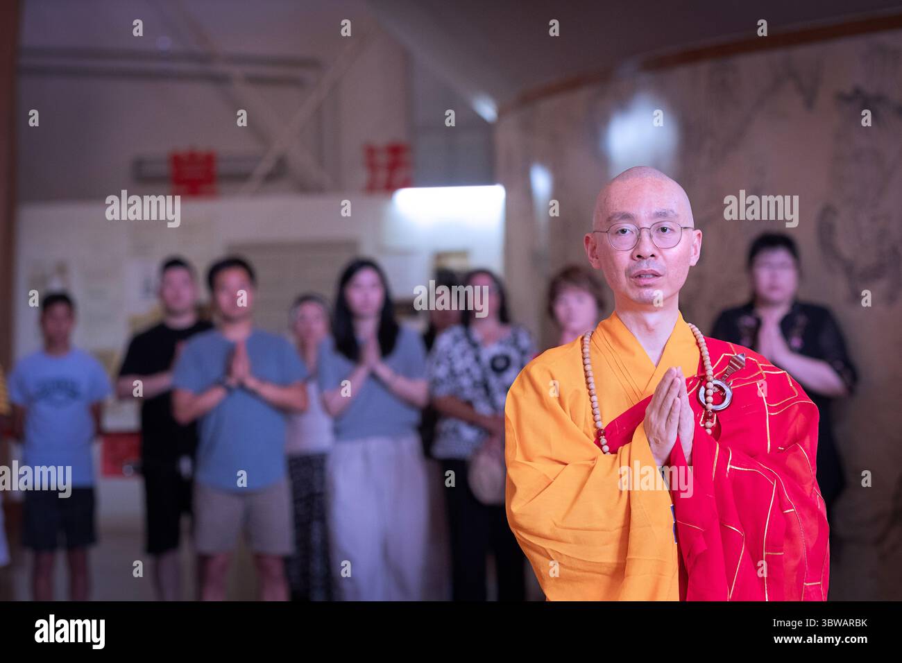 Un sacerdote buddista abbott conduce la congregazione ad una cerimonia illuministica di Kuan Yin Bodhisattva in un monastero a Carmel, nella contea di Putnam, New York. Foto Stock