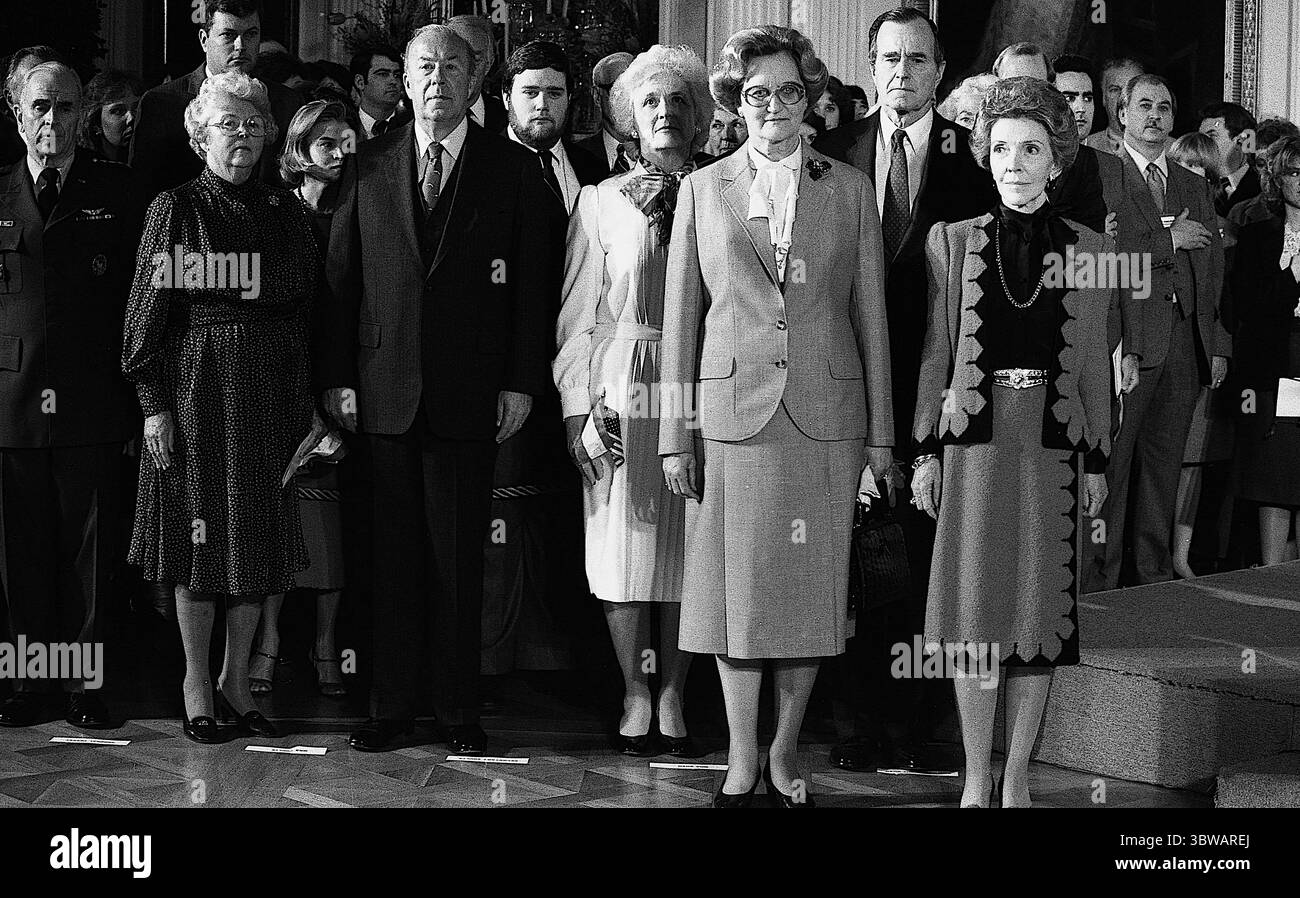 28 febbraio 1984 - Washington, District of Columbia, USA - la First Lady NANCY REAGAN, in prima fila a destra, si erge con la First Lady austriaca HERMA KIRCHSCHLAGER, davanti a Reagan, durante la cerimonia di arrivo nella sala Est della Casa Bianca. La cerimonia si è svolta al chiuso a causa di una tempesta di neve. Dietro la signora Reagan c'è il vicepresidente GEORGE H. W. BUSH e sua moglie BARBARA, a sinistra di Kirchschlager, e il segretario di Stato GEORGE SHULTZ, terzo da sinistra, e sua moglie HELENA, seconda da sinistra. (Immagine di credito: © Mark Reinstein/ZUMA Wire) Foto Stock