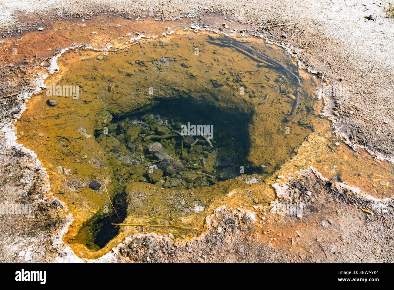 15 settembre 2020, parco nazionale di Yellowstone, Wyoming, Stati Uniti: Una sorgente termale senza nome sul Fairy Falls Trail nel Midway Geyser Basin nel parco nazionale di Yellowstone nel Wyoming, Stati Uniti. (Immagine di credito: © Jon G. Fuller/VW Pics tramite filo ZUMA) Foto Stock