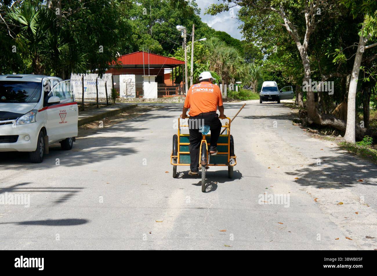 Taxi per triciclo in Rural Street, vicino a Coba, Messico Foto Stock