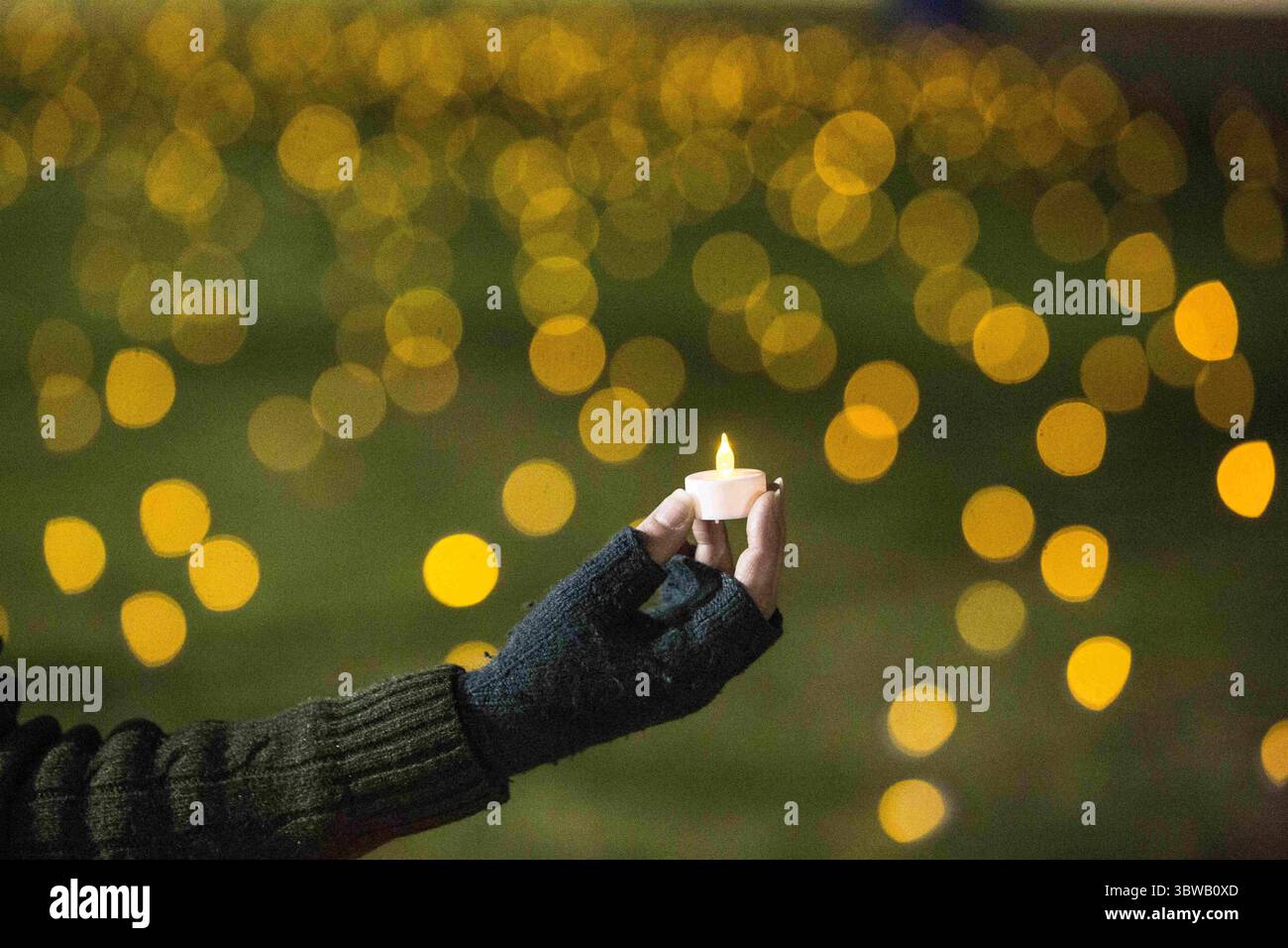 24 novembre 2020, Oneonta, NY, Stati Uniti: La residente di Oneonta Maguerite Kellam si unisce alla facoltà della SUNY Oneonta mentre accendono le lanterne a candela sul quad del campus principale per rappresentare i casi di COVID-19 del 1.215 fino ad oggi nella contea di Otsego. Alcuni membri della facoltà sono sconvolti perché ritengono che il piano collegeÃs di riaprire per le lezioni di persona in primavera sia pericoloso e irrealistico. Ã piano non è quello di prevenire un'epidemia, solo di individuarla prima che diventi troppo grande. Il problema principale è che questo è folle, se il college avrà 20% di lezioni di persona, wonÃt lavoro,Ã“ dice biologia professo Foto Stock