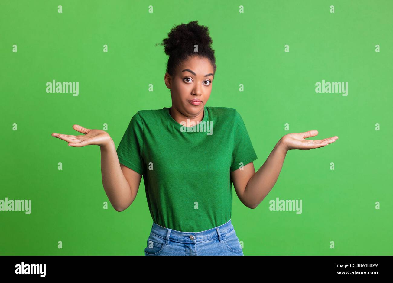 Confuso perplesso nero giovane signora rugging in studio Foto Stock