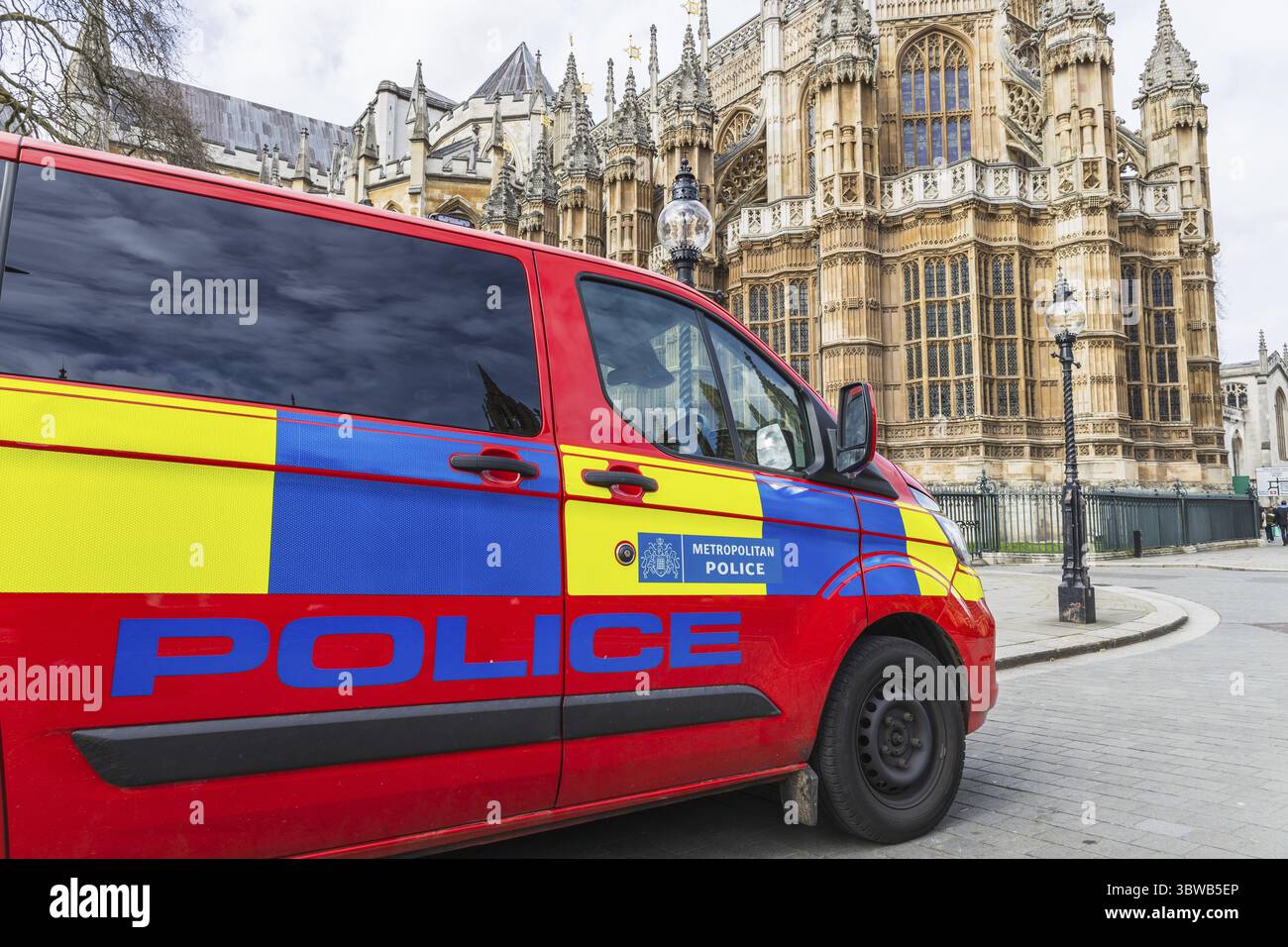 Furgone della polizia metropolitana di Londra che mostra segni di emergenza rossi e gialli vicino agli edifici governativi. Londra, Regno Unito, 16 marzo 2024 Foto Stock