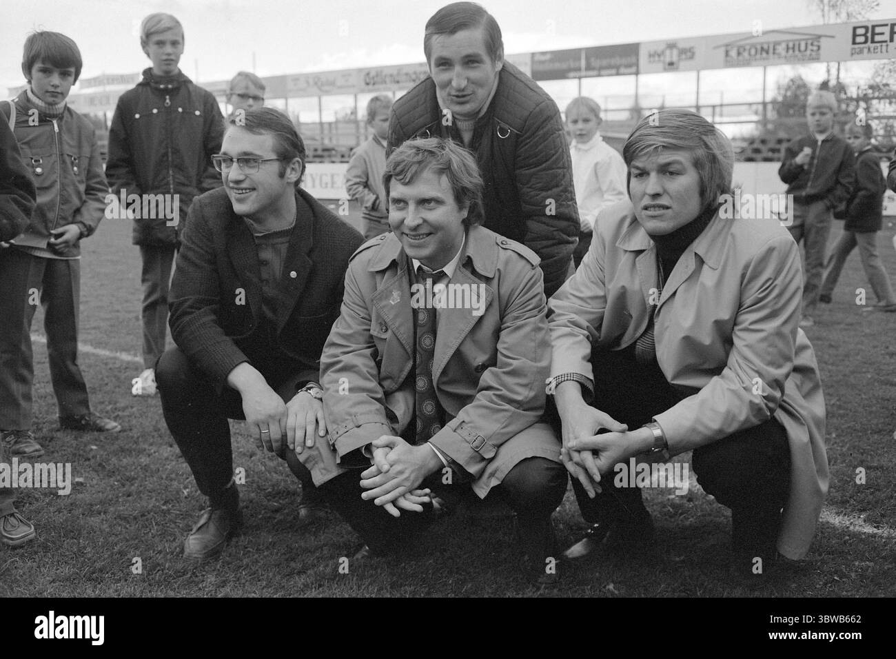 In corso 41-2-1971: Slaughter at Hamar.in semifinale di coppa, il Rosenborg sconfisse la squadra di casa HamKam. Il Trøndere, guidato dal non tanto sconosciuto saltatore di sci Bjørn Wirkola, mostrò la prova di una buona forma autunnale. Hanno in vista sia la coppa che il campionato. La partita terminò 0-5. Arve Tellefsen (al centro, davanti) è un avido sostenitore del Rosenborg. Bjørn Wirkola (dietro). Foto: Ivar Aaserud / Current / NTB ***FOTO NON ELABORATA*** *il testo è tradotto automaticamente* Foto Stock