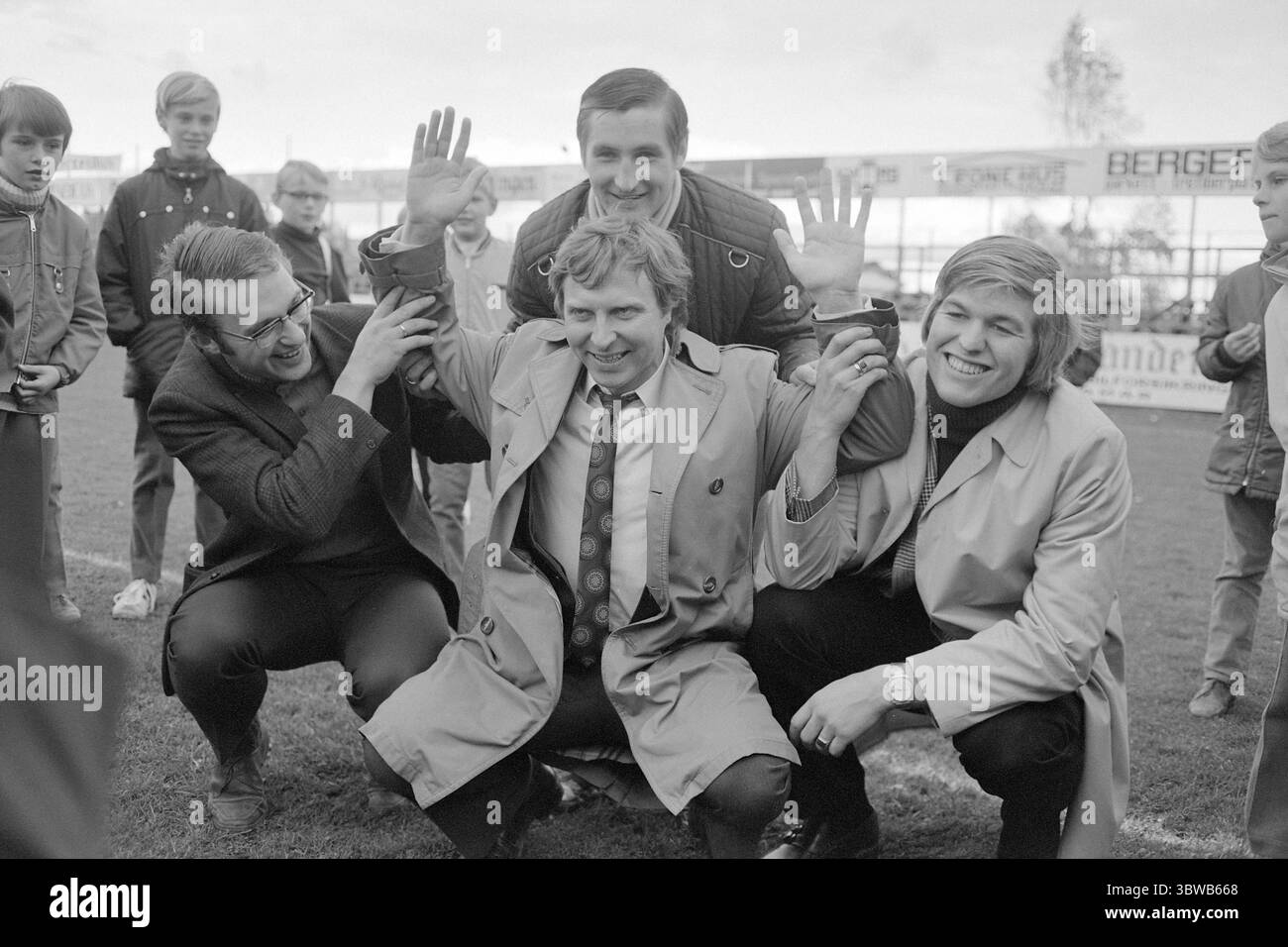 In corso 41-2-1971: Slaughter at Hamar.in semifinale di coppa, il Rosenborg sconfisse la squadra di casa HamKam. Il Trøndere, guidato dal non tanto sconosciuto saltatore di sci Bjørn Wirkola, mostrò la prova di una buona forma autunnale. Hanno in vista sia la coppa che il campionato. La partita terminò 0-5. Arve Tellefsen (al centro, davanti) è un avido sostenitore del Rosenborg. Bjørn Wirkola (dietro). Foto: Ivar Aaserud / Current / NTB ***FOTO NON ELABORATA*** *il testo è tradotto automaticamente* Foto Stock