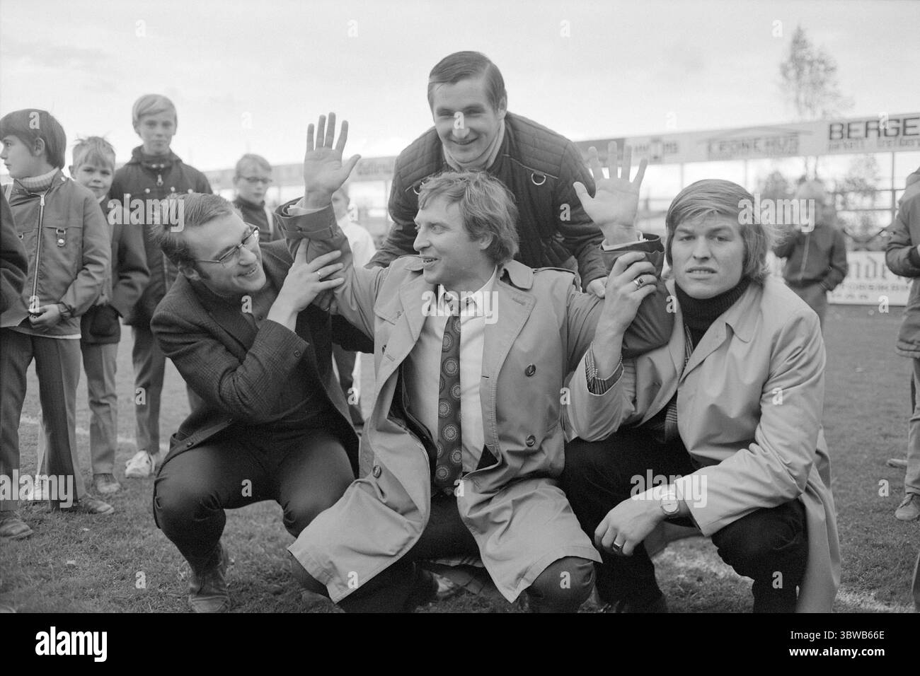 In corso 41-2-1971: Slaughter at Hamar.in semifinale di coppa, il Rosenborg sconfisse la squadra di casa HamKam. Il Trøndere, guidato dal non tanto sconosciuto saltatore di sci Bjørn Wirkola, mostrò la prova di una buona forma autunnale. Hanno in vista sia la coppa che il campionato. La partita terminò 0-5. Arve Tellefsen (al centro, davanti) è un avido sostenitore del Rosenborg. Bjørn Wirkola (dietro). Foto: Ivar Aaserud / Current / NTB ***FOTO NON ELABORATA*** *il testo è tradotto automaticamente* Foto Stock