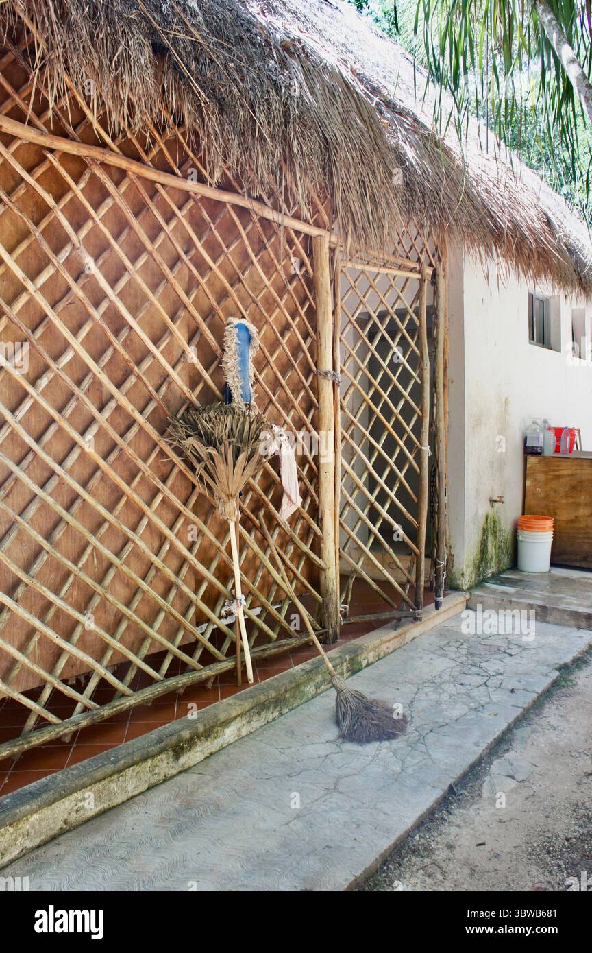 Due camere da letto testa a piedi, patio rustico, pollo Itza, Messico Foto Stock