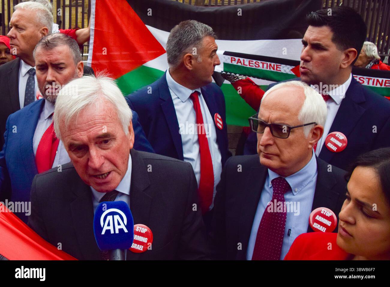 Londra, Regno Unito. 4 giugno 2025. Il deputato John McDonnell parla ai media mentre il deputato Neil Duncan-Jordan guarda durante una protesta pro-Palestina fuori dalle camere del Parlamento chiedendo un embargo sulle armi contro Israele, che Israele interrompe i suoi attacchi a Gaza e che gli aiuti vengono erogati alla popolazione affamata. Centinaia di manifestanti tenevano un lungo tessuto rosso intorno al parlamento, simboleggiando le "linee rosse” attraversate da Israele. Crediti: Vuk Valcic/Alamy Live News Foto Stock