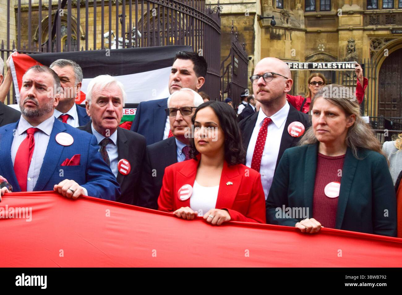 Londra, Regno Unito. 4 giugno 2025. Vari parlamentari, tra cui John McDonnell, Richard Burgon, Neil Duncan-Jordan, Brian Leishman, Rachael Maskell e Nadia Whittome si uniscono ai manifestanti pro-palestinesi al di fuori delle camere del Parlamento chiedendo un embargo sulle armi contro Israele, che Israele interrompa i suoi attacchi a Gaza e che gli aiuti vengono erogati alla popolazione affamata. Centinaia di manifestanti tenevano un lungo tessuto rosso intorno al parlamento, simboleggiando le "linee rosse” attraversate da Israele. Crediti: Vuk Valcic/Alamy Live News Foto Stock