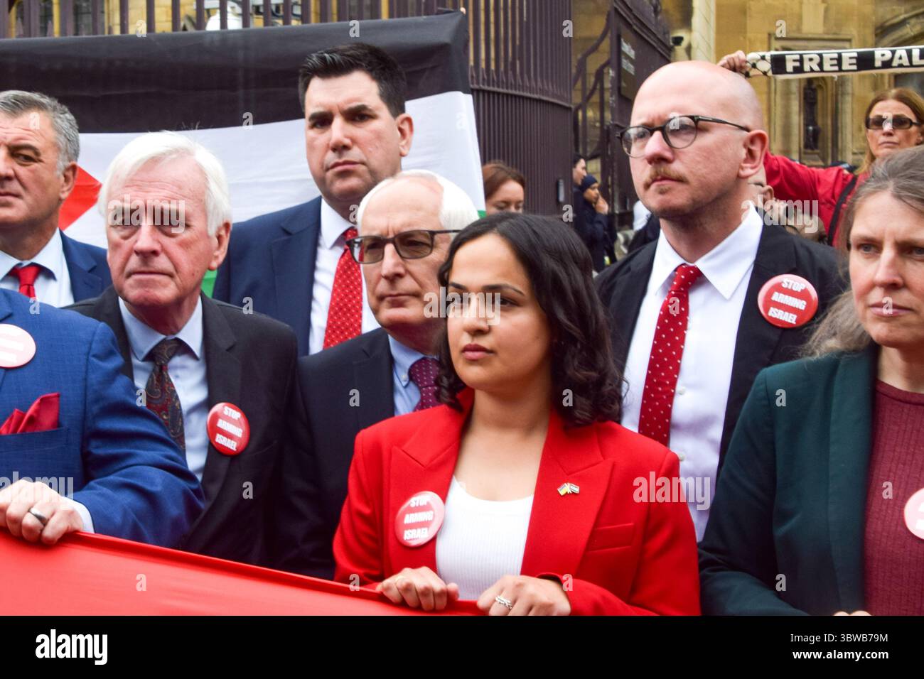 Londra, Regno Unito. 4 giugno 2025. Vari parlamentari, tra cui John McDonnell, Richard Burgon, Neil Duncan-Jordan, Brian Leishman, Rachael Maskell e Nadia Whittome si uniscono ai manifestanti pro-palestinesi al di fuori delle camere del Parlamento chiedendo un embargo sulle armi contro Israele, che Israele interrompa i suoi attacchi a Gaza e che gli aiuti vengono erogati alla popolazione affamata. Centinaia di manifestanti tenevano un lungo tessuto rosso intorno al parlamento, simboleggiando le "linee rosse” attraversate da Israele. Crediti: Vuk Valcic/Alamy Live News Foto Stock