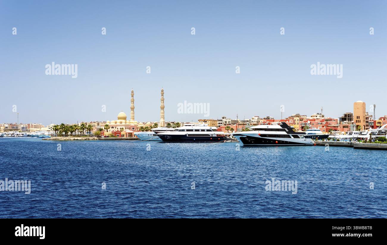 Molte navi nella marina di Hkrgada, nel Mar Rosso, in Egitto Foto Stock