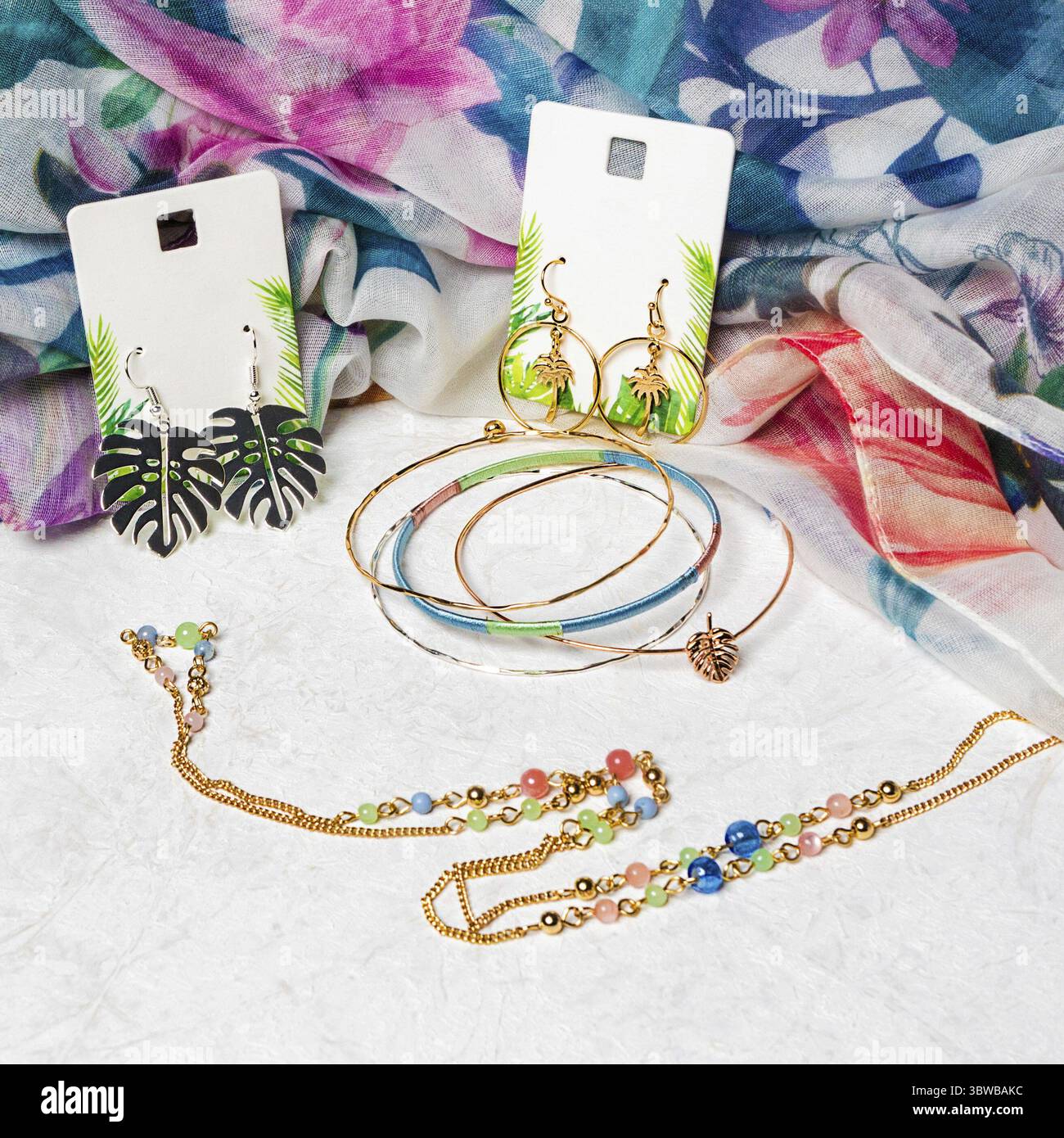 Gioielli collana bracciale orecchini accessori primo piano isolato Foto Stock