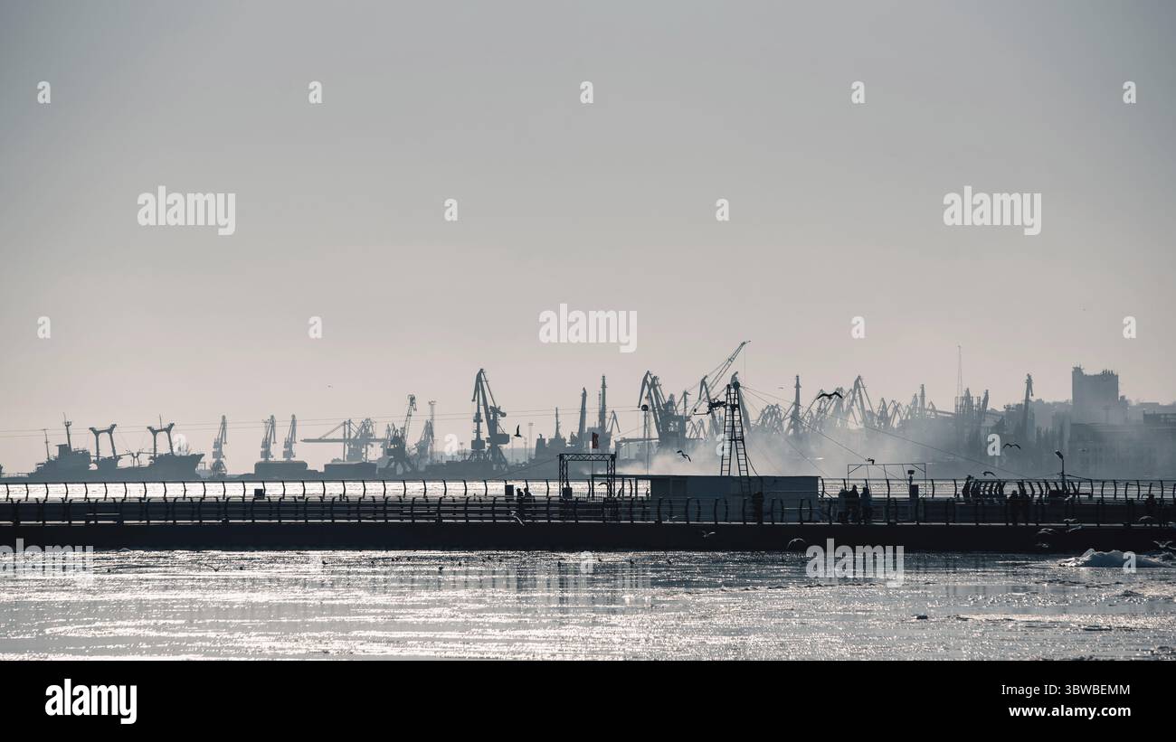 Navi distrutte e bruciate durante la guerra portuale in Ucraina Foto Stock