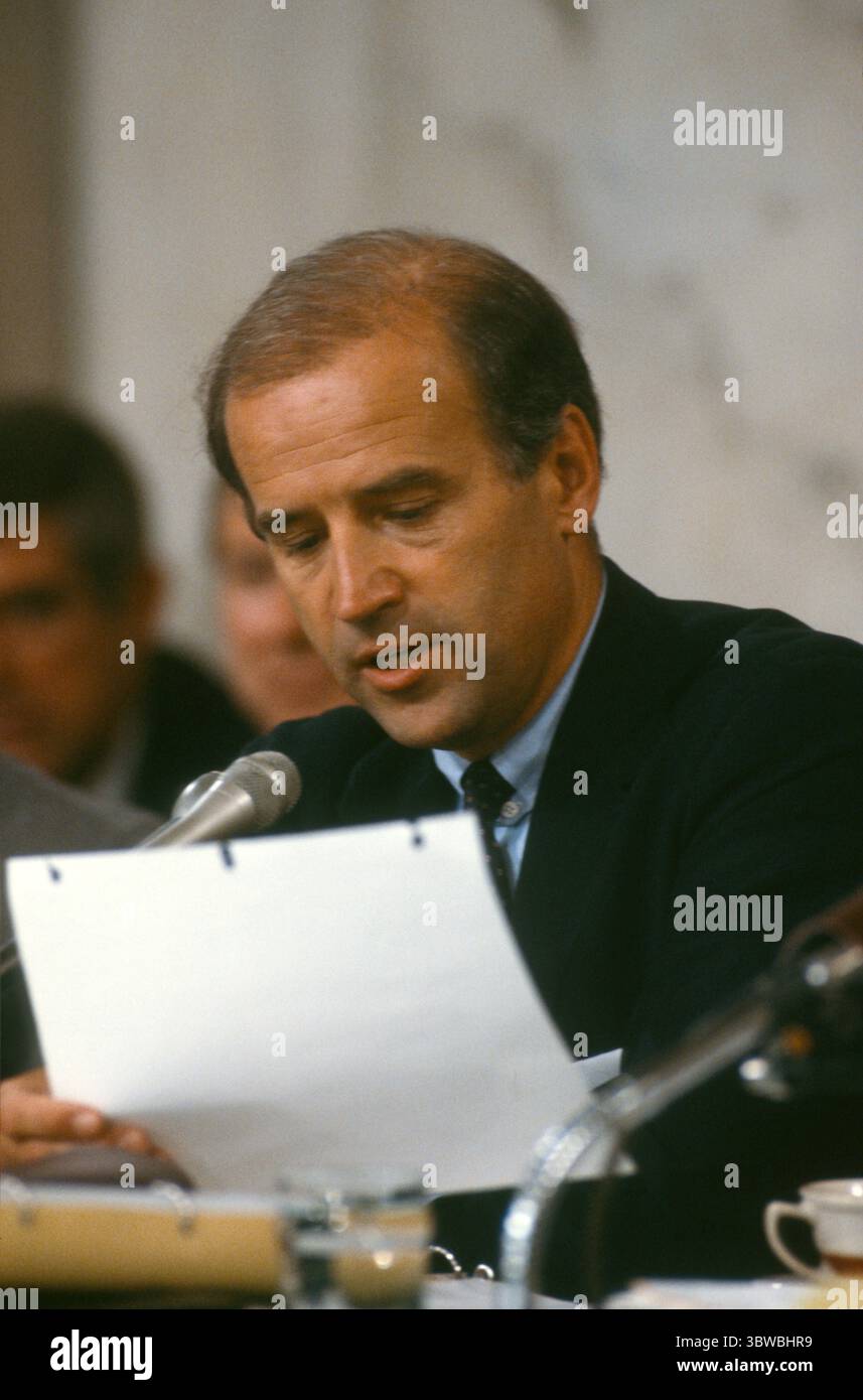 18 settembre 1987, Washington, Distretto di Columbia, USA: Il senatore degli Stati Uniti JOSEPH BIDEN (D-DE), presidente, Commissione giudiziaria del Senato degli Stati Uniti, interroga il giudice Robert Bork, candidato del presidente Reagan alla giustizia associata della Corte Suprema degli Stati Uniti, durante l'udienza per confermare Bork nella camera del Caucus del Senato degli Stati Uniti. (Immagine di credito: © Ron Sachs/CNP tramite filo ZUMA) Foto Stock