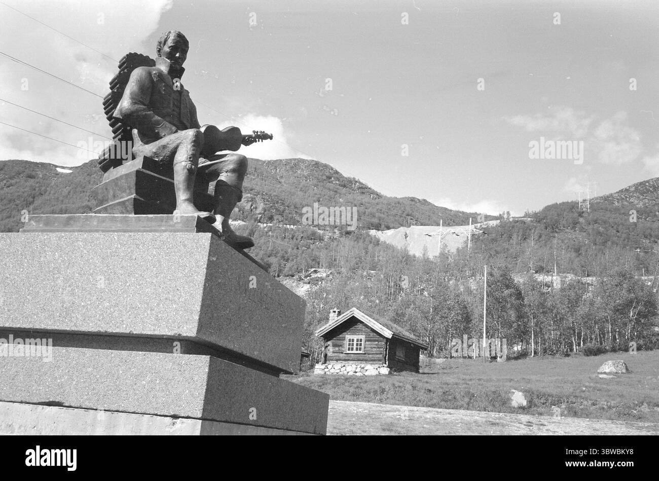 Attuale 25-5-1971 : si rombo sul fianco della collina.Ararbygdi, Telemark - 1971 frana in Arabygdi in Telemark nella notte di Whitsun 1971. Il torrente Farastad si estendeva e portava via parti di una roccia che si riempivano sulla collina direttamente sopra fattorie e ville. Myllarheimen in Arabygdi è l'ultimo luogo di residenza di Torgeir Augundsson, meglio conosciuto come Myllarguten. Il memoriale è stato fatto da Dyre VAA. Foto: Ivar Aaserud / Current / NTB ***FOTO NON ELABORATA*** *il testo è tradotto automaticamente* Foto Stock