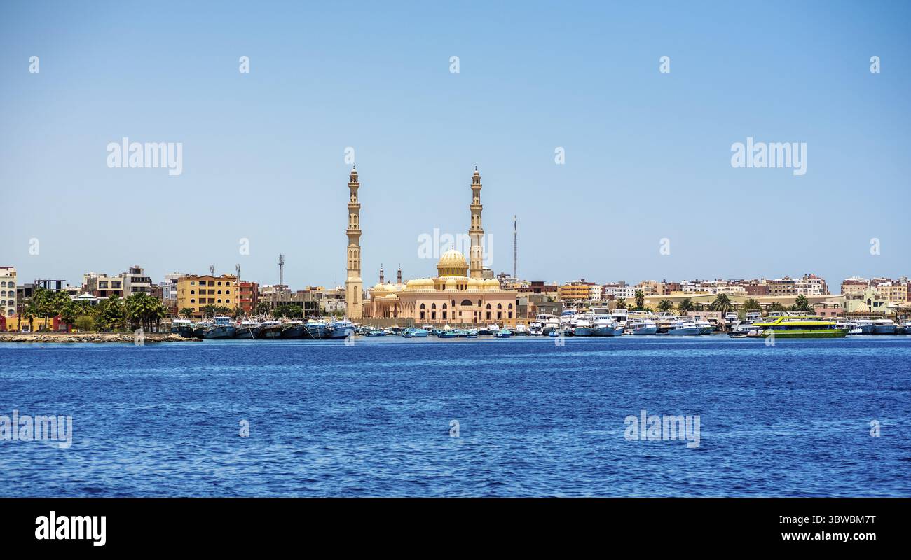 Molte navi nella marina di Hkrgada, nel Mar Rosso, in Egitto Foto Stock