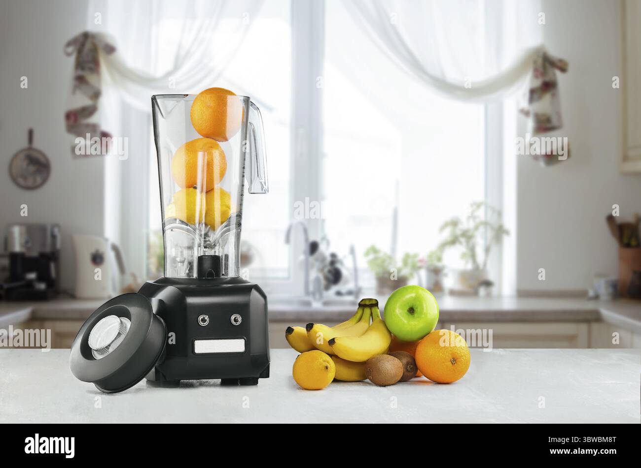 Frullatore e frutti su spazio cucina. Still Life Foto Stock