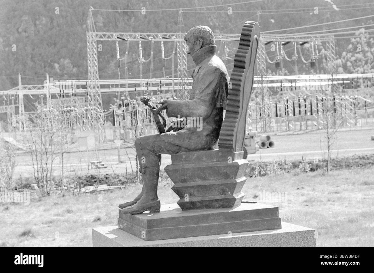 Attuale 25-5-1971 : si rombo sul fianco della collina.Ararbygdi, Telemark - 1971 frana in Arabygdi in Telemark nella notte di Whitsun 1971. Il torrente Farastad si estendeva e portava via parti di una roccia che si riempivano sulla collina direttamente sopra fattorie e ville. Myllarheimen in Arabygdi è l'ultimo luogo di residenza di Torgeir Augundsson, meglio conosciuto come Myllarguten. Il memoriale è stato fatto da Dyre VAA. Foto: Ivar Aaserud / Current / NTB ***FOTO NON ELABORATA*** *il testo è tradotto automaticamente* Foto Stock