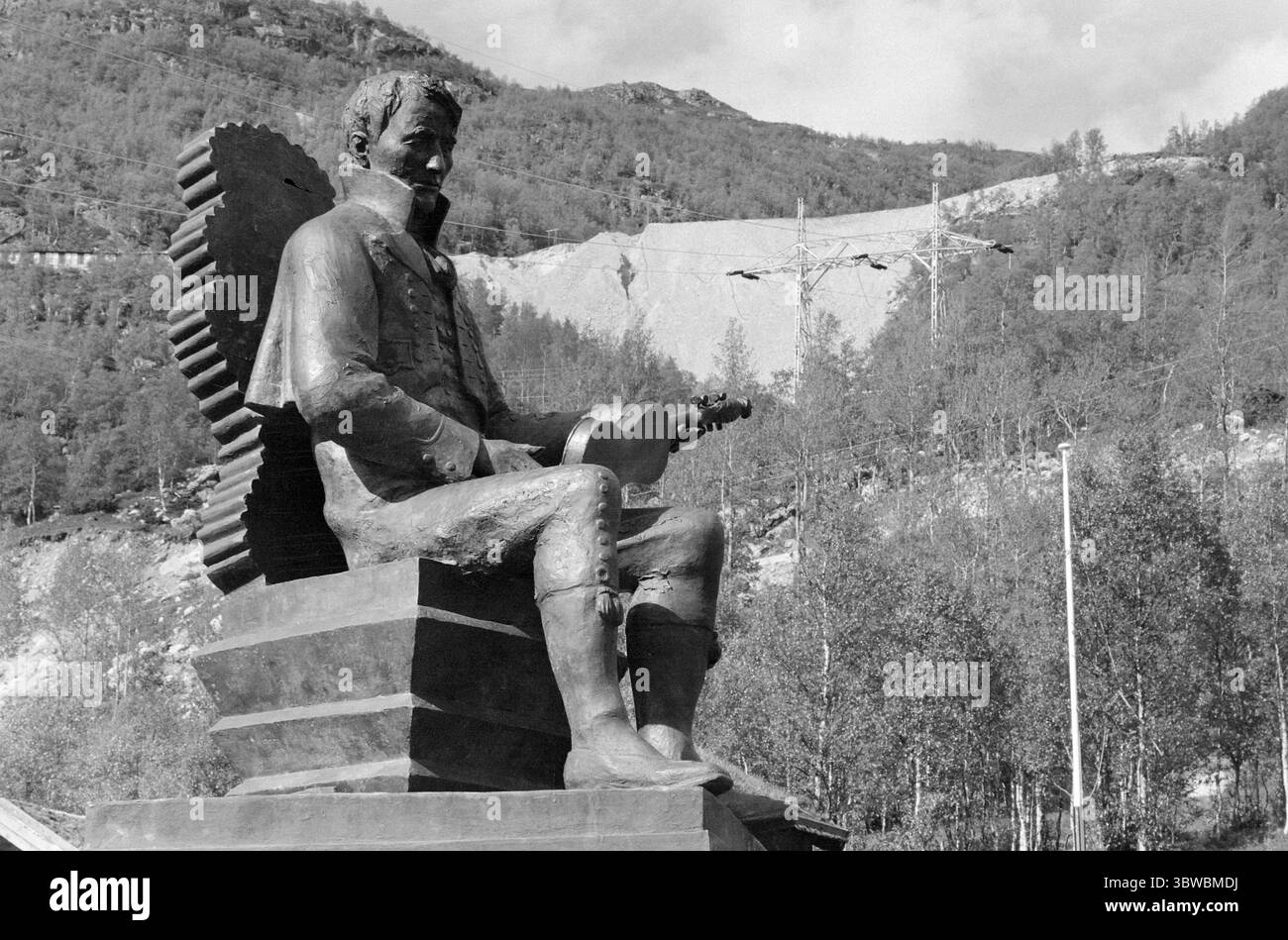Attuale 25-5-1971 : si rombo sul fianco della collina.Ararbygdi, Telemark - 1971 frana in Arabygdi in Telemark nella notte di Whitsun 1971. Il torrente Farastad si estendeva e portava via parti di una roccia che si riempivano sulla collina direttamente sopra fattorie e ville. Myllarheimen in Arabygdi è l'ultimo luogo di residenza di Torgeir Augundsson, meglio conosciuto come Myllarguten. Il memoriale è stato fatto da Dyre VAA. Foto: Ivar Aaserud / Current / NTB ***FOTO NON ELABORATA*** *il testo è tradotto automaticamente* Foto Stock