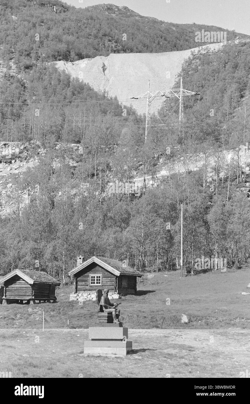 Attuale 25-5-1971 : si rombo sul fianco della collina.Ararbygdi, Telemark - 1971 frana in Arabygdi in Telemark nella notte di Whitsun 1971. Il torrente Farastad si estendeva e portava via parti di una roccia che si riempivano sulla collina direttamente sopra fattorie e ville. Myllarheimen in Arabygdi è l'ultimo luogo di residenza di Torgeir Augundsson, meglio conosciuto come Myllarguten. Il memoriale è stato fatto da Dyre VAA. Foto: Ivar Aaserud / Current / NTB ***FOTO NON ELABORATA*** *il testo è tradotto automaticamente* Foto Stock