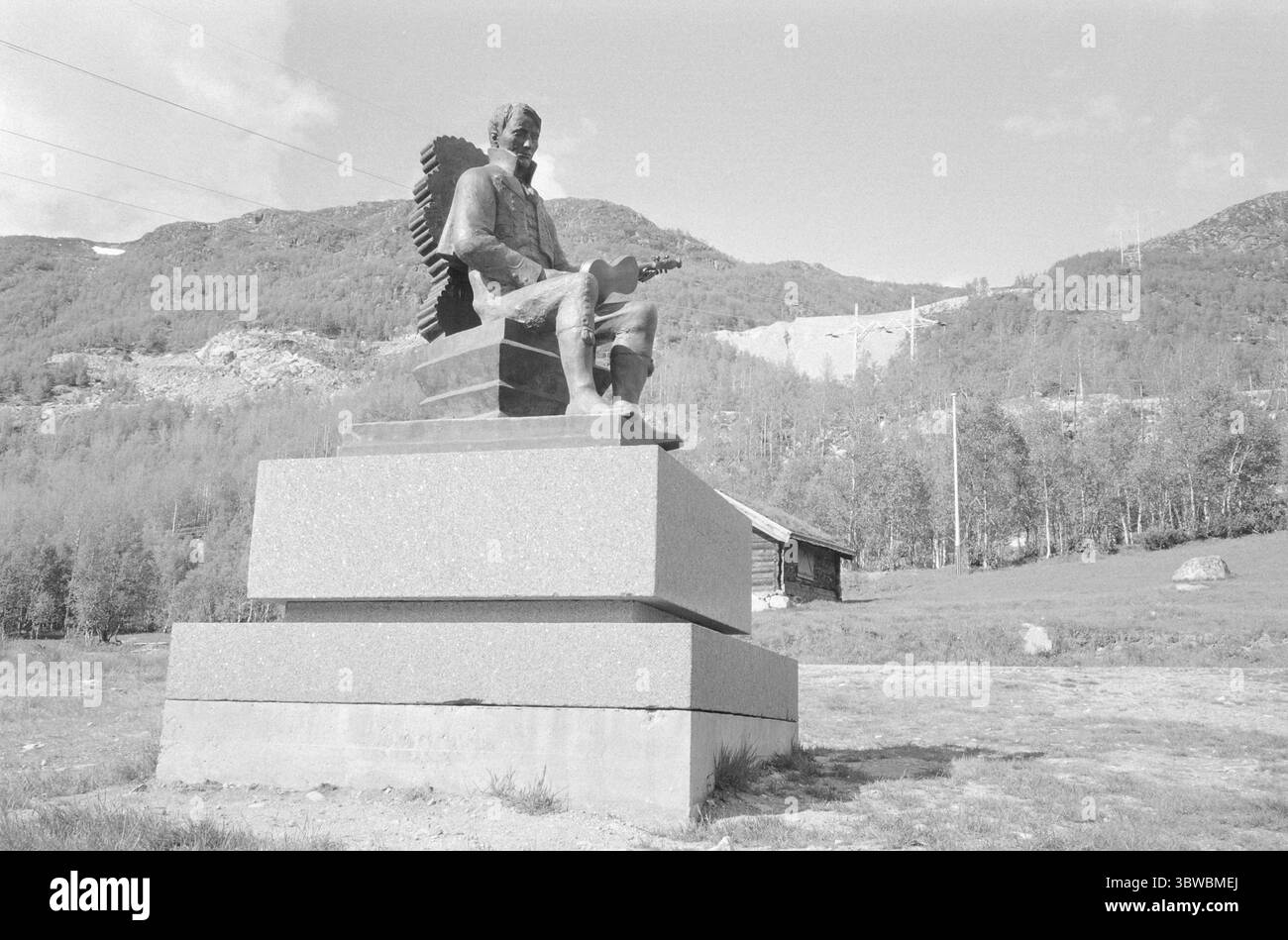 Attuale 25-5-1971 : si rombo sul fianco della collina.Ararbygdi, Telemark - 1971 frana in Arabygdi in Telemark nella notte di Whitsun 1971. Il torrente Farastad si estendeva e portava via parti di una roccia che si riempivano sulla collina direttamente sopra fattorie e ville. Myllarheimen in Arabygdi è l'ultimo luogo di residenza di Torgeir Augundsson, meglio conosciuto come Myllarguten. Il memoriale è stato fatto da Dyre VAA. Foto: Ivar Aaserud / Current / NTB ***FOTO NON ELABORATA*** *il testo è tradotto automaticamente* Foto Stock