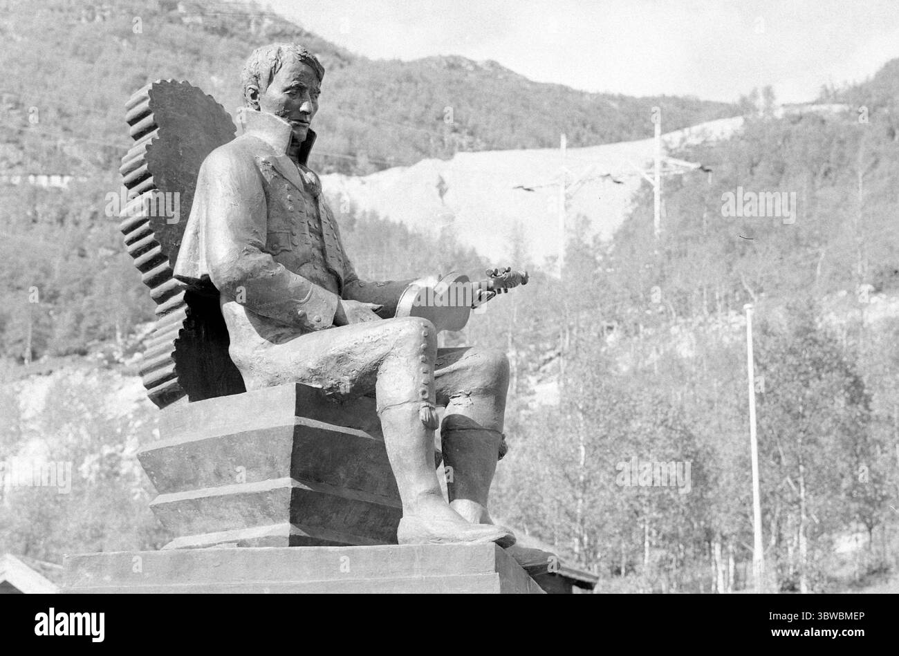 Attuale 25-5-1971 : si rombo sul fianco della collina.Ararbygdi, Telemark - 1971 frana in Arabygdi in Telemark nella notte di Whitsun 1971. Il torrente Farastad si estendeva e portava via parti di una roccia che si riempivano sulla collina direttamente sopra fattorie e ville. Myllarheimen in Arabygdi è l'ultimo luogo di residenza di Torgeir Augundsson, meglio conosciuto come Myllarguten. Il memoriale è stato fatto da Dyre VAA. Foto: Ivar Aaserud / Current / NTB ***FOTO NON ELABORATA*** *il testo è tradotto automaticamente* Foto Stock