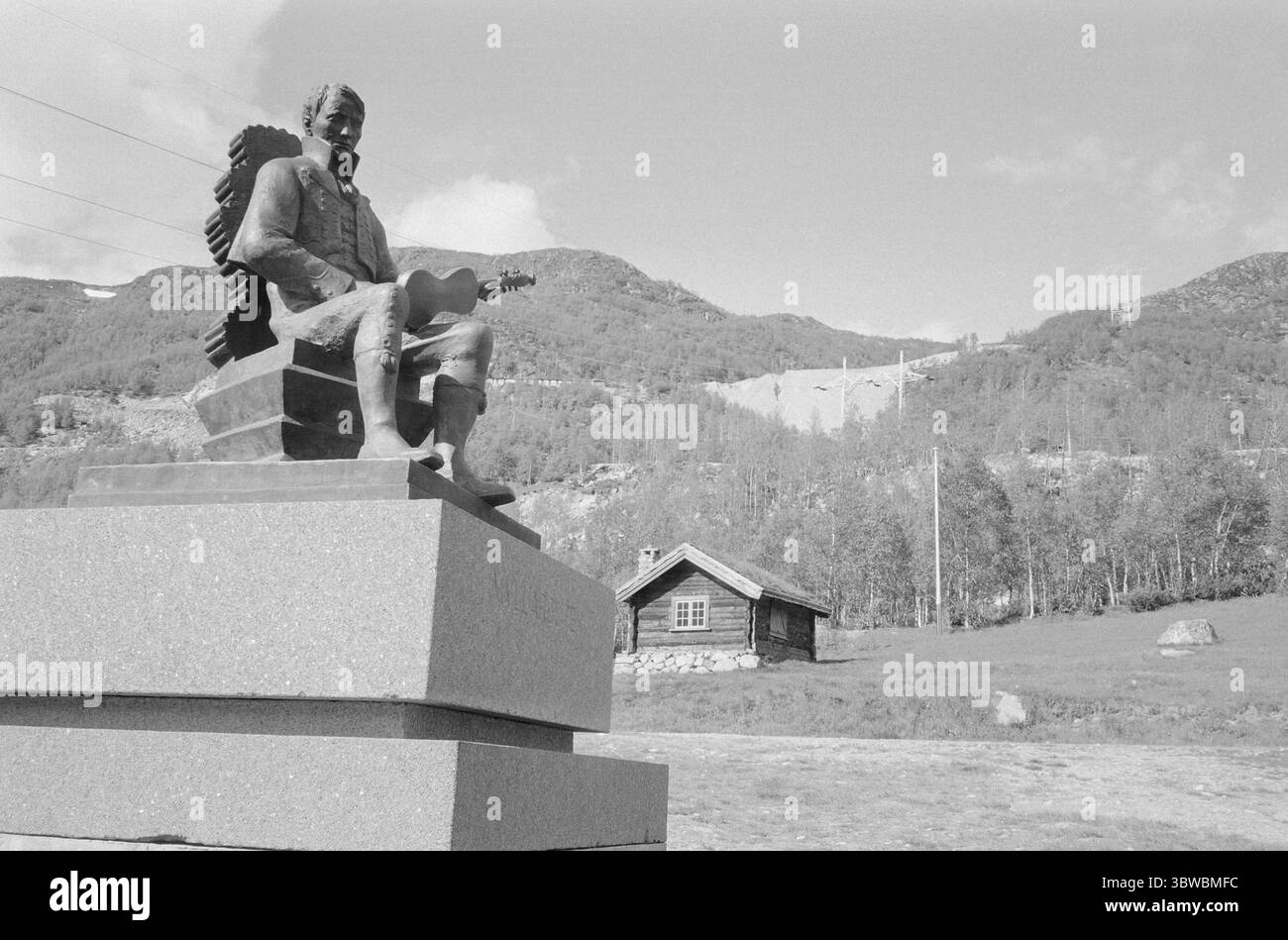 Attuale 25-5-1971 : si rombo sul fianco della collina.Ararbygdi, Telemark - 1971 frana in Arabygdi in Telemark nella notte di Whitsun 1971. Il torrente Farastad si estendeva e portava via parti di una roccia che si riempivano sulla collina direttamente sopra fattorie e ville. Myllarheimen in Arabygdi è l'ultimo luogo di residenza di Torgeir Augundsson, meglio conosciuto come Myllarguten. Il memoriale è stato fatto da Dyre VAA. Foto: Ivar Aaserud / Current / NTB ***FOTO NON ELABORATA*** *il testo è tradotto automaticamente* Foto Stock
