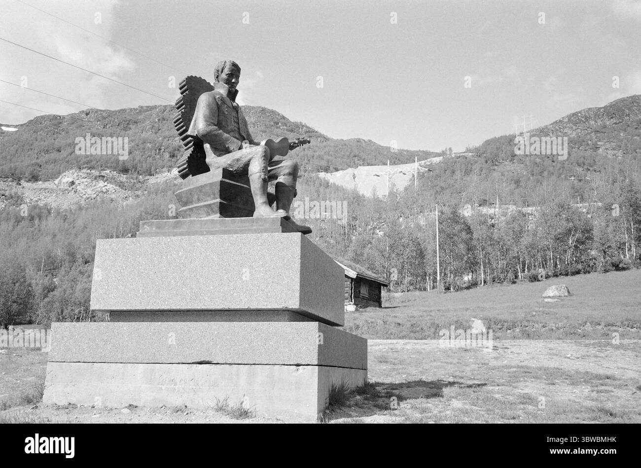 Attuale 25-5-1971 : si rombo sul fianco della collina.Ararbygdi, Telemark - 1971 frana in Arabygdi in Telemark nella notte di Whitsun 1971. Il torrente Farastad si estendeva e portava via parti di una roccia che si riempivano sulla collina direttamente sopra fattorie e ville. Myllarheimen in Arabygdi è l'ultimo luogo di residenza di Torgeir Augundsson, meglio conosciuto come Myllarguten. Il memoriale è stato fatto da Dyre VAA. Foto: Ivar Aaserud / Current / NTB ***FOTO NON ELABORATA*** *il testo è tradotto automaticamente* Foto Stock