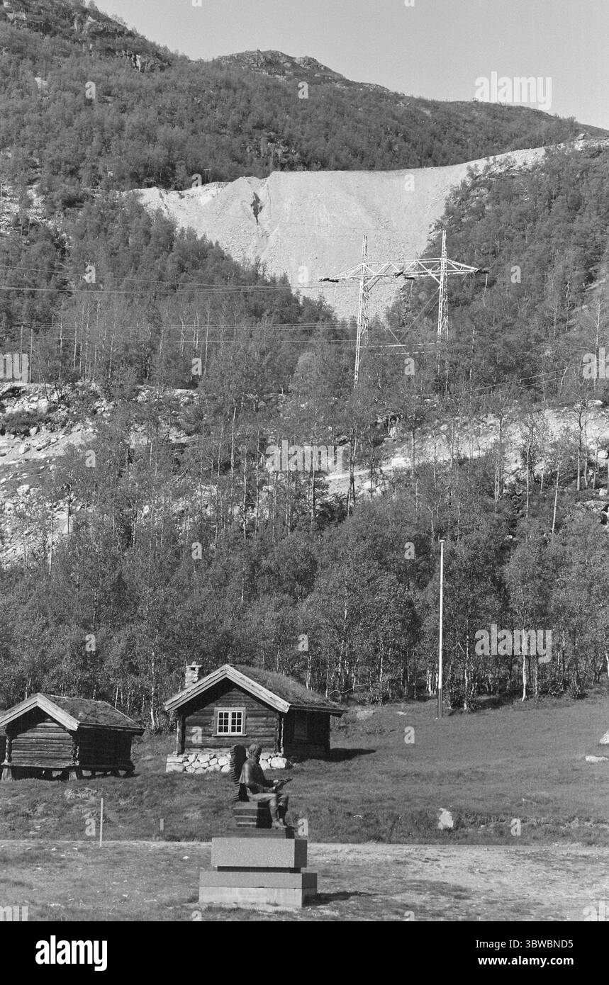 Attuale 25-5-1971 : si rombo sul fianco della collina.Ararbygdi, Telemark - 1971 frana in Arabygdi in Telemark nella notte di Whitsun 1971. Il torrente Farastad si estendeva e portava via parti di una roccia che si riempivano sulla collina direttamente sopra fattorie e ville. Myllarheimen in Arabygdi è l'ultimo luogo di residenza di Torgeir Augundsson, meglio conosciuto come Myllarguten. Il memoriale è stato fatto da Dyre VAA. Foto: Ivar Aaserud / Current / NTB ***FOTO NON ELABORATA*** *il testo è tradotto automaticamente* Foto Stock